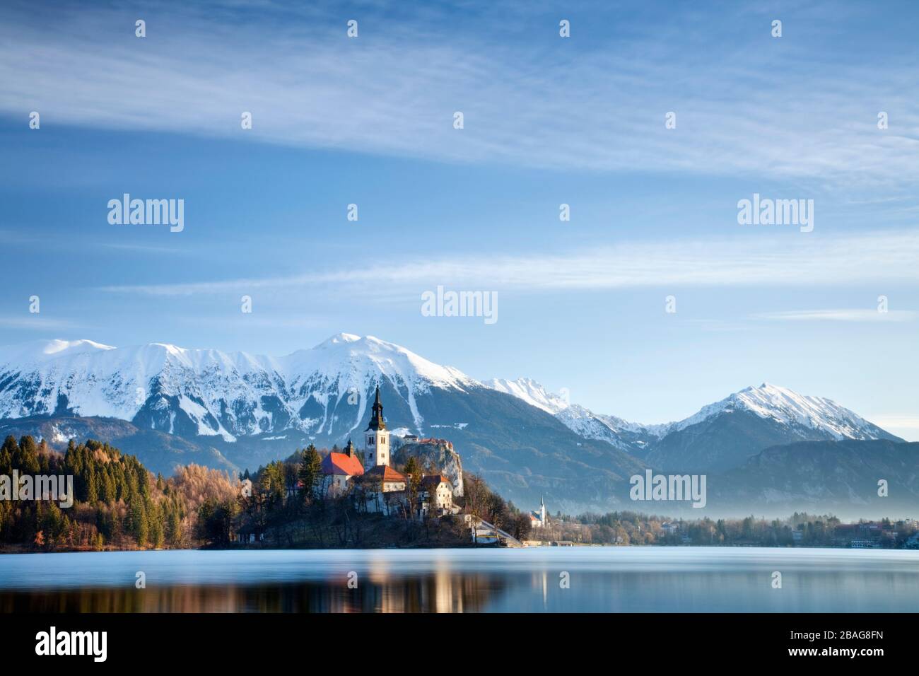 See Bled mit Bled Island und Mariä Himmelfahrt, Julian Alps Beyond, Bled, Gorenjska, Slowenien Stockfoto