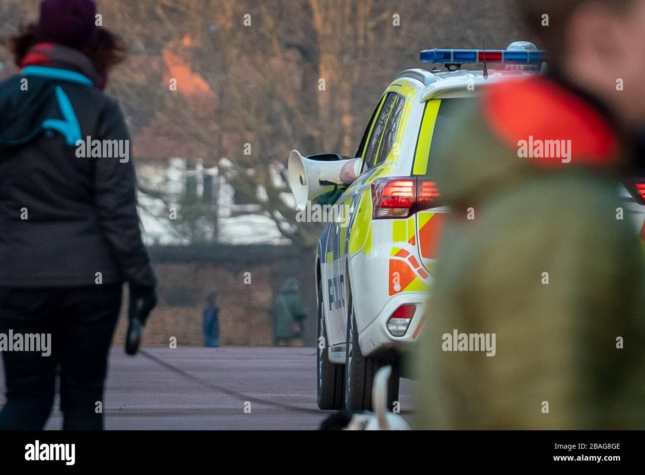 London, Großbritannien. März 2020. Coronavirus: Polizeipark Patrouilliert Ein Polizeiauto patrouilliert rund um den Royal Greenpark Park und verteilt über Megafon alle Gruppen, die größer als zwei sind und die nicht sichtbar trainieren und die aktuellen Coronavirus-Erfassungs-Beschränkungen durchsetzen. Der Polizei wurden zusätzliche Befugnisse zur Durchsetzung des Sperrverstoßes eingeräumt - einschließlich der Ausstellung von Geldstrafen vor Ort. Credit: Guy Corbishley/Alamy Live News Stockfoto