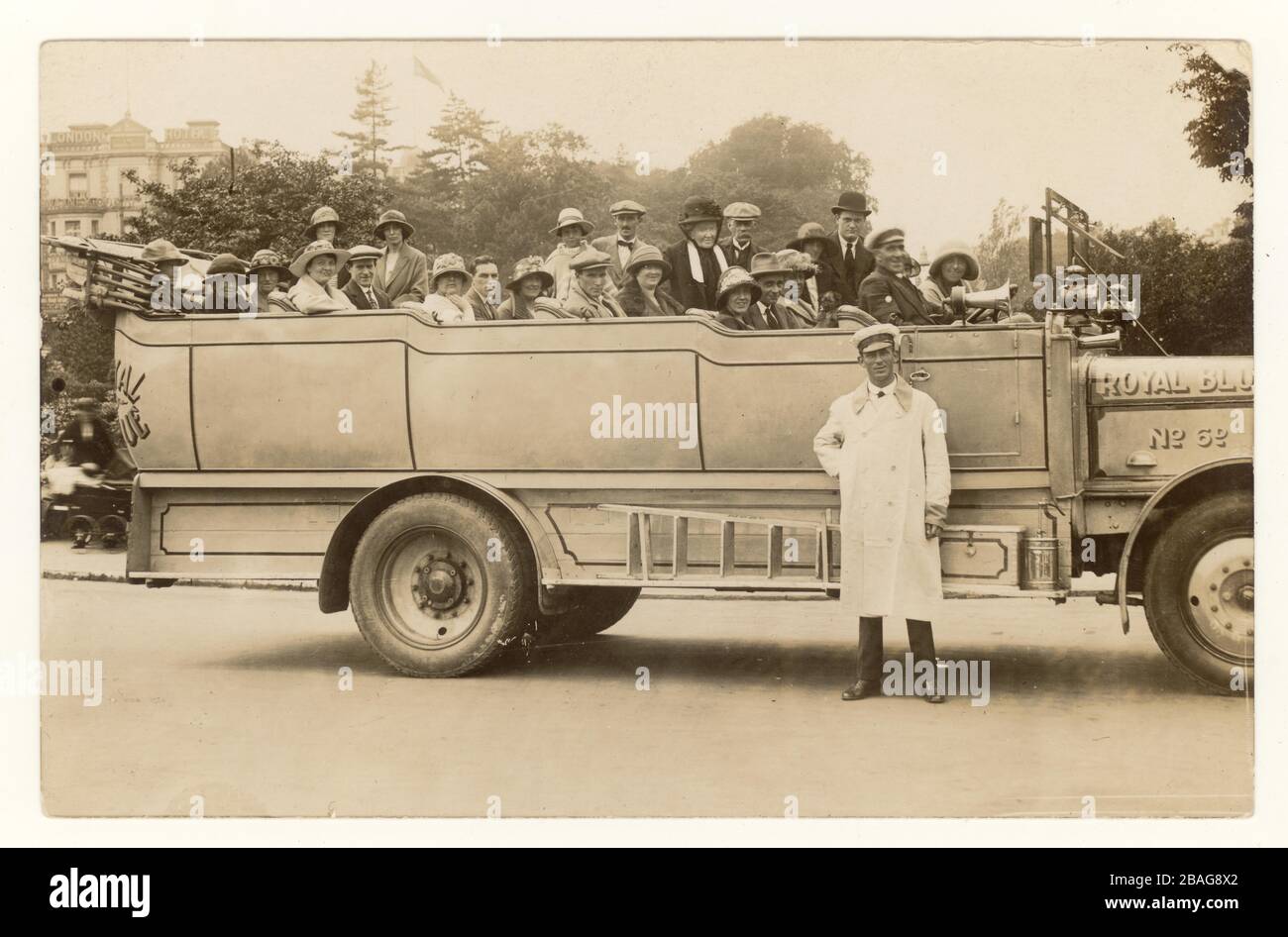 Anfang 1900 wurde die Postkarte des Royal Blue Charabanc Exkurses mit uniformiertem Fahrer, Charabanc-Bus Nr. 6D, The London Hotel in Background, Bournemouth, Dorset, England, Großbritannien, Großbritannien, Großbritannien, ca. Anfang der 1920er Jahre ausgestellt. Stockfoto