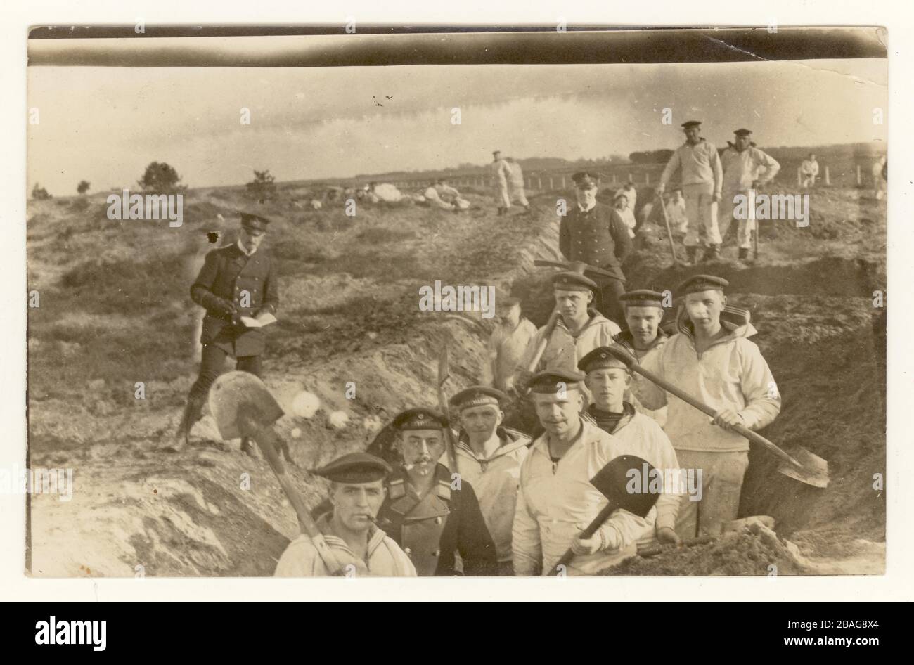 Deutsche WW1-Zeitkarte der preussischen Marineinfanteristen mit Spaten, Schützengraben, 31. März 1915 an eine Familie in Kasten, Bayern, Deutschland geschickt. Stockfoto