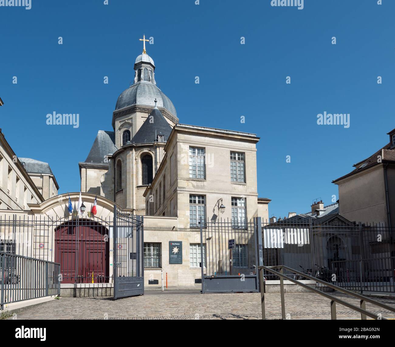Kirche Saint-Paul-Saint-Louis und Lycée Karl der lemagne in Paris, Frankreich. Blick vom Süden. Blick vom Süden Stockfoto