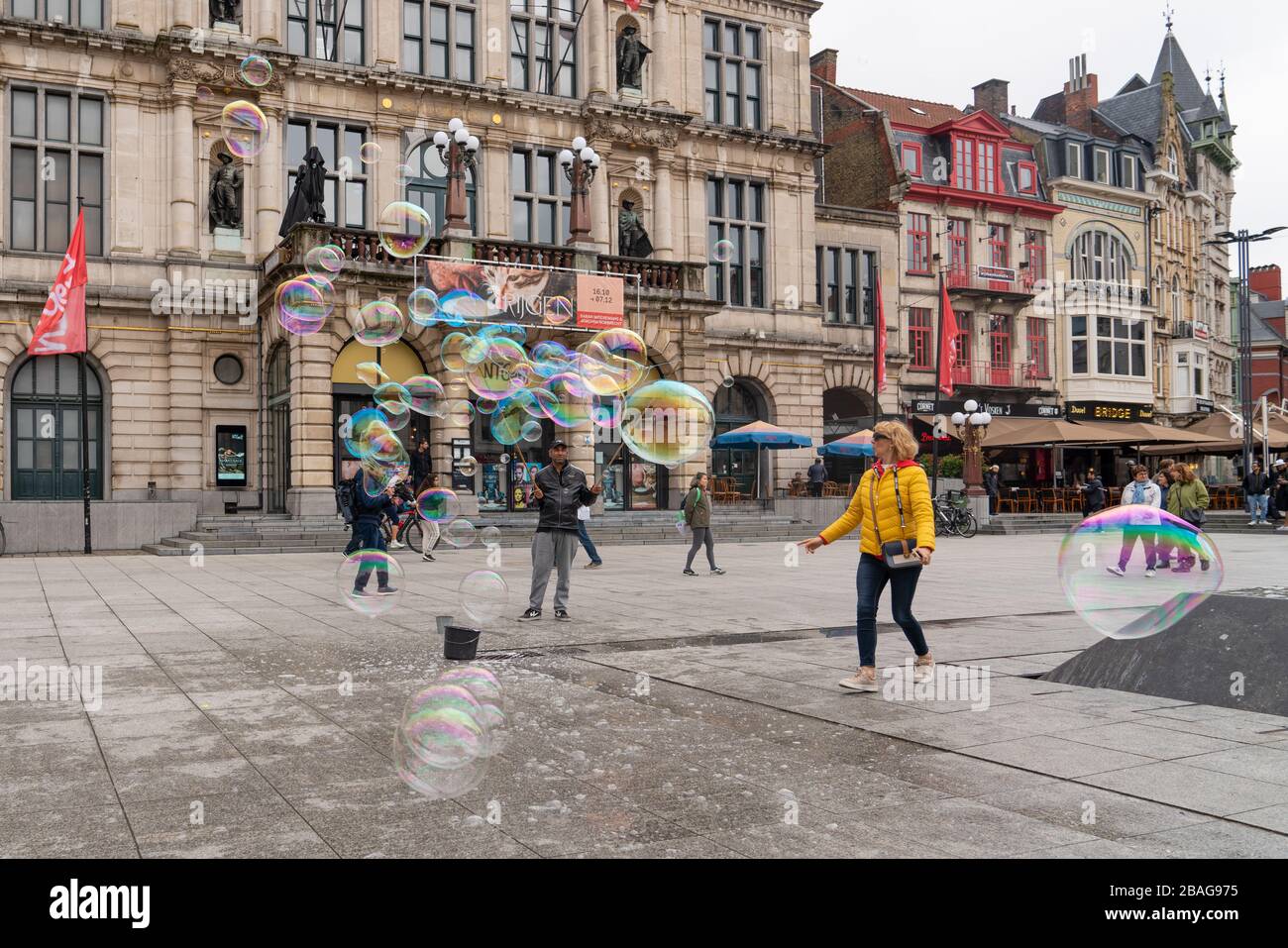 Gent/Belgien - 10. Oktober 2019: Man doing People Big Soap Bubbles in Central plaza von Gent, der Hauptstadt der Provinz Ostflandern in Belgien. Stockfoto