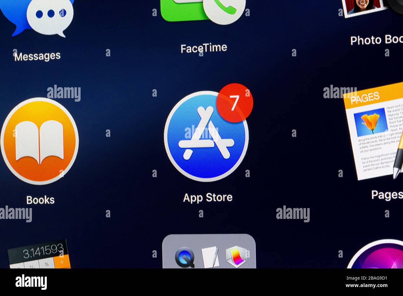 Das App Store Symbol wird neben anderen mobilen Apps auf einem iMac angezeigt. Der App Store ist eine digitale Vertriebsplattform, die von Apple Inc. Entwickelt und gewartet wird Stockfoto
