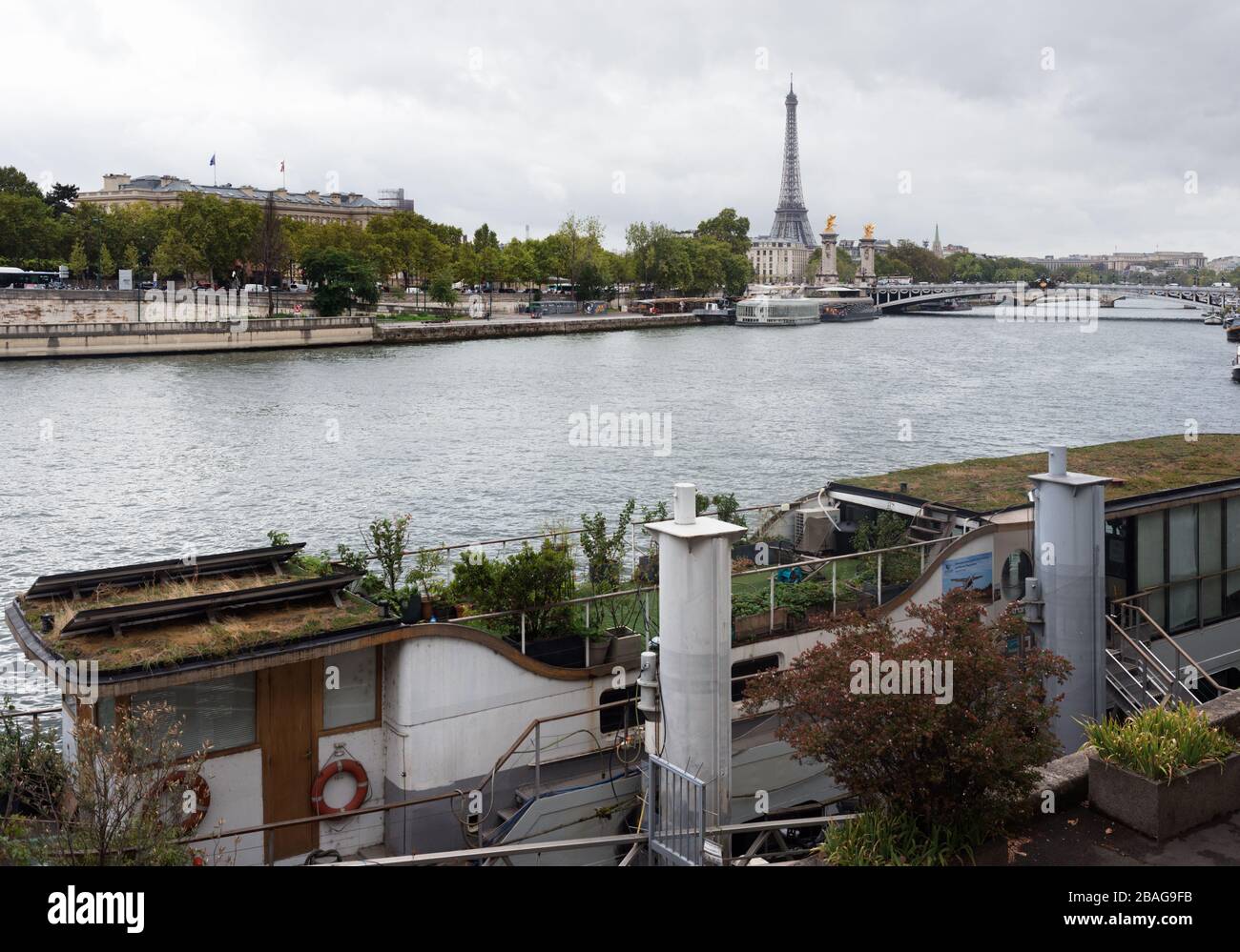Seine, Blick vom Port de la Concorde nach Südwesten. Paris, Frankreich Stockfoto