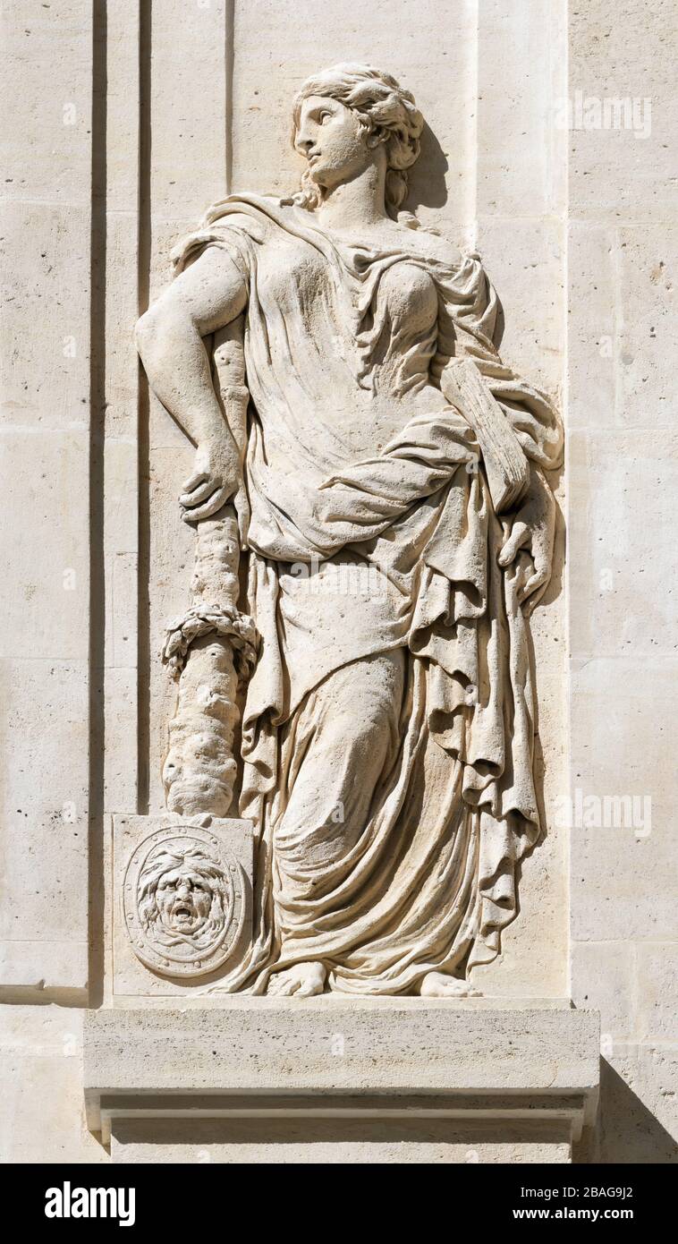 Relieffarke mit weiblicher Figur am Eingang des Hôtel Carnavalet in Paris, Frankreich, 16. Jahrhundert Stockfoto