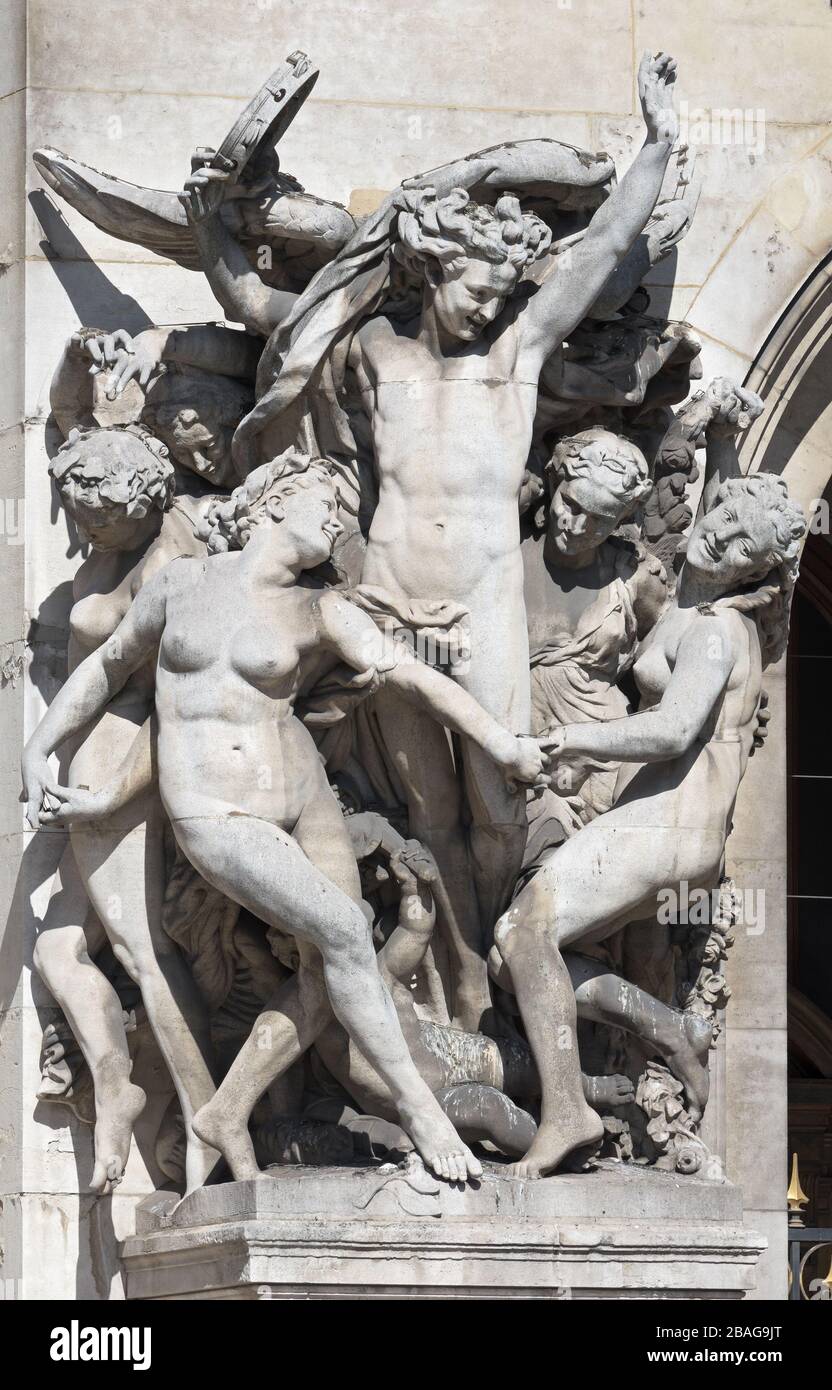 Skulpturale Gruppe "The Dance" von Jean-Baptiste Carpeaux. Kopie des Bildhauers Jean Judge. Fassade des Palais Garnier in Paris, Frankreich Stockfoto