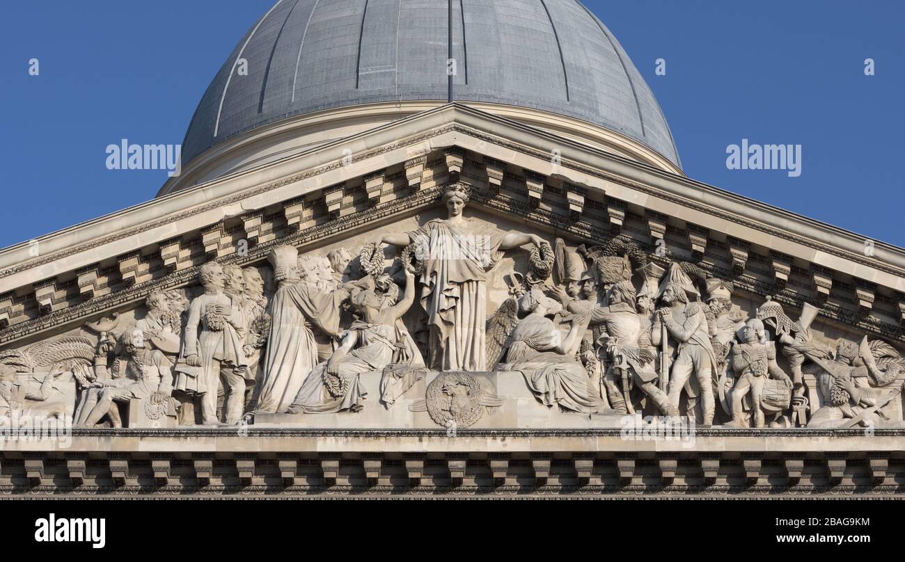 Das Vaterland krönt die heroischen und bürgerlichen Tugenden. Pediment of Pantheon in Paris, von David d'Angers. Stockfoto