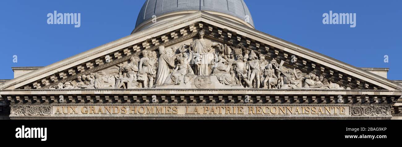 Das Vaterland krönt die heroischen und bürgerlichen Tugenden. Pediment of Pantheon in Paris, von David d'Angers Stockfoto