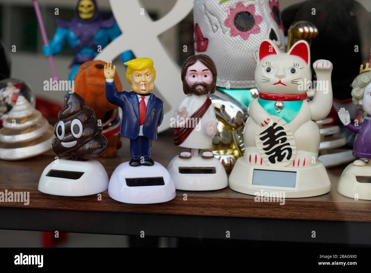 Haufen von Poo, Trump, Jesus und der Fortune Cat Stockfoto