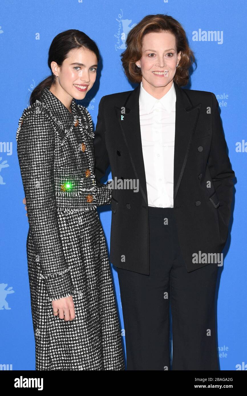 Sigourney Weaver und Margaret Qualley nehmen während des 70. Berliner Filmfestivals in Deutschland an einer Fotocall for My Salinger Year. © Paul Treadway Stockfoto