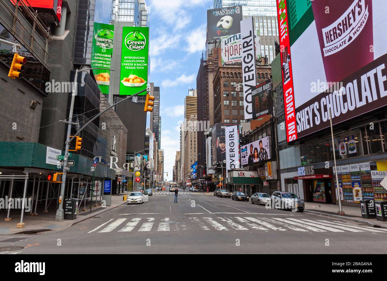 Wenige Autos fahren wegen COVID-19, Coronavirus, auf den leeren Straßen in New York City. Stockfoto