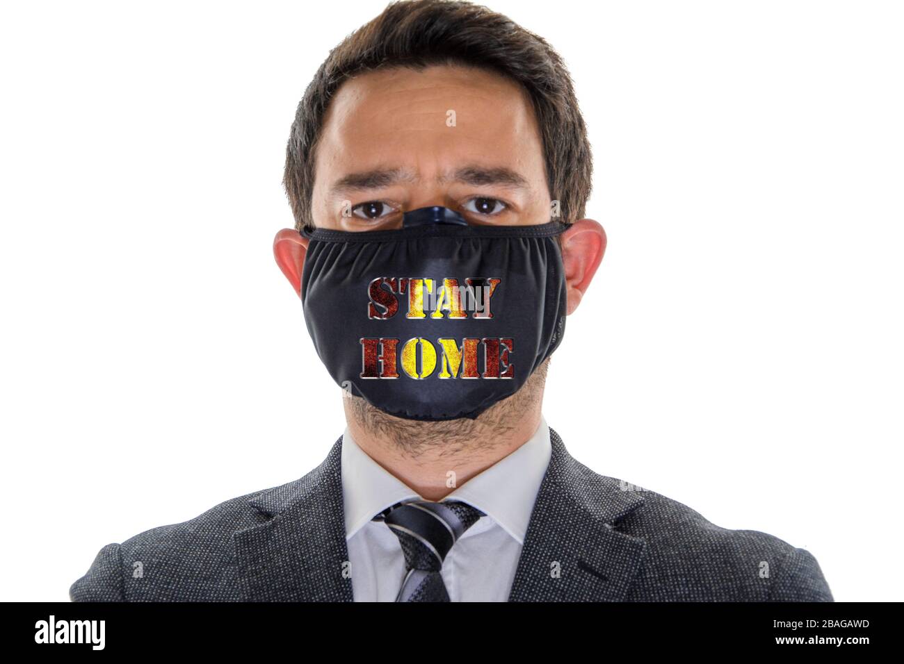 Bleib in der Gesichtsmaske des Mannes, die für den isolierten weißen Hintergrund geeignet ist, die Botschaft vor dem Ausbruch der Korona Stockfoto