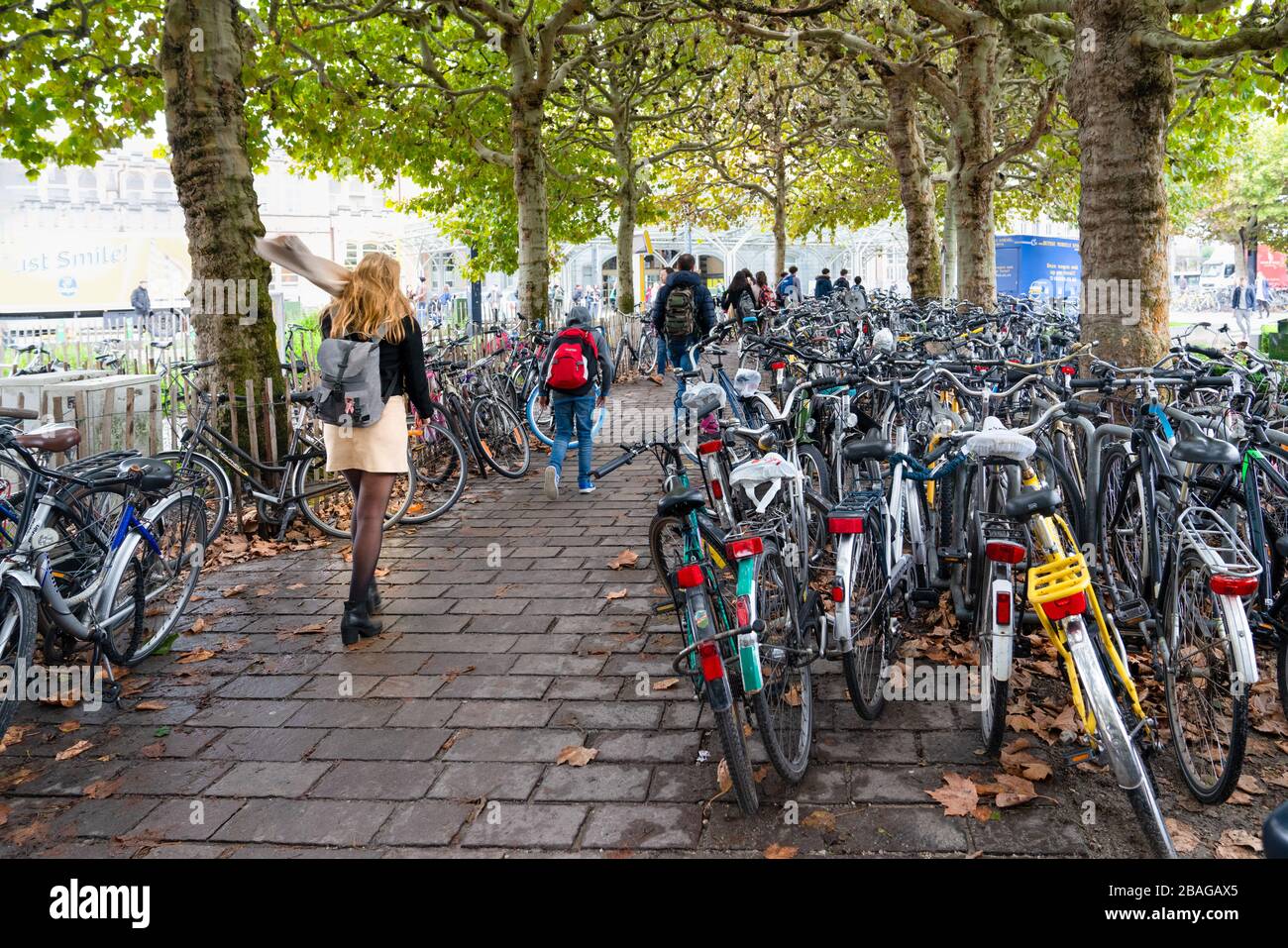 Gent/Belgien - 10. Oktober 2019: Fahrradparkplatz vor dem Bahnhof Gent-Sint-Pieters. Stockfoto