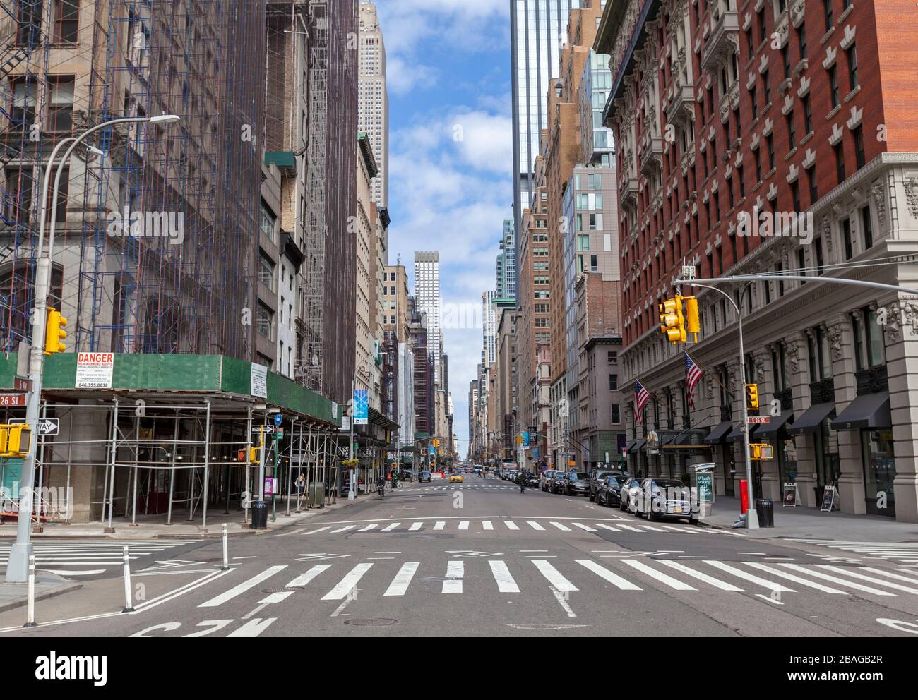 Wenige Autos fahren wegen COVID-19, Coronavirus, auf den leeren Straßen in New York City. Stockfoto