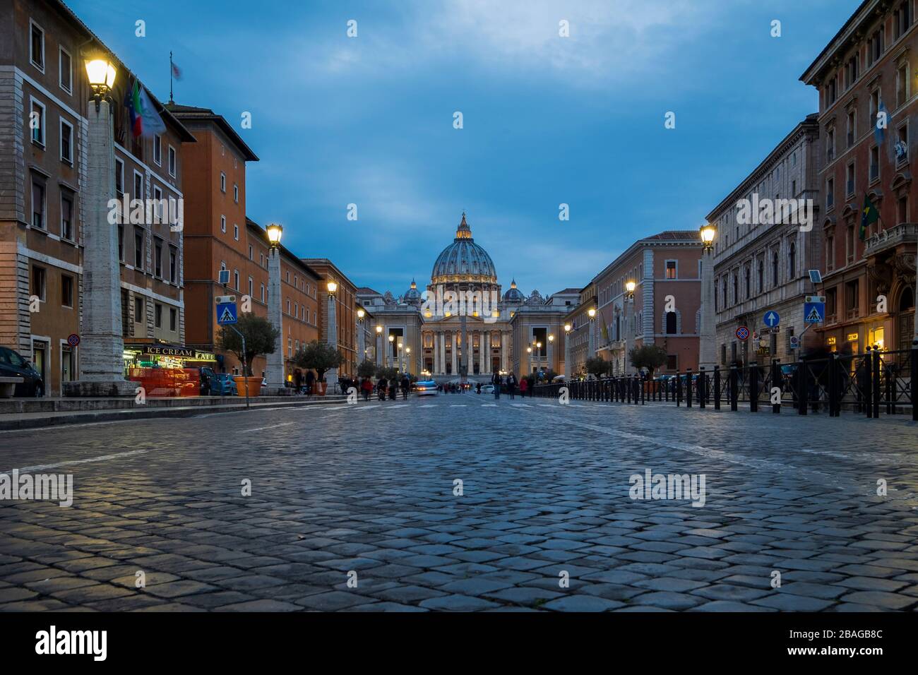 Via della Conciliazione: Straße der Versöhnung und im Hintergrund der Petersplatz. Vatikanstadt. Stockfoto