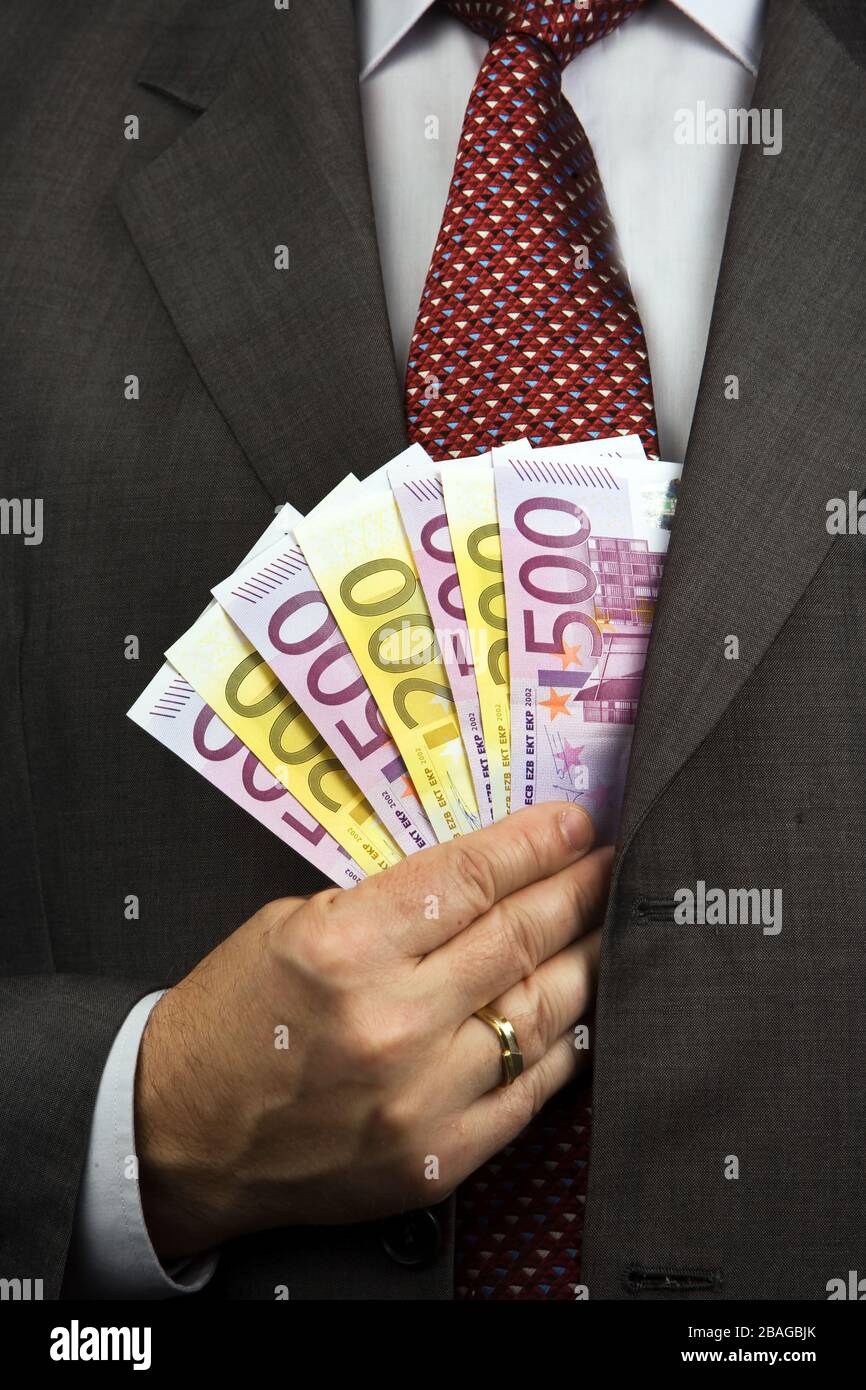 Mann holt Euro Banknoten aus einer Brieftasche, Schwarzgeld, Besteiungsgeld, Schmiegeld, Stockfoto
