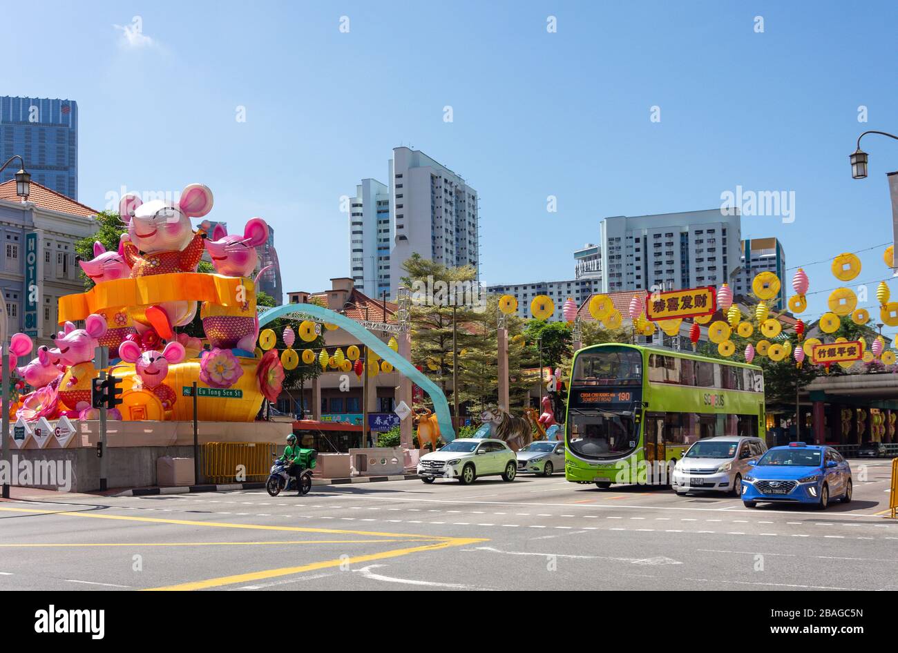 Chinesische Neujahrsdekorationen, EU Tong Sen Street, Chinatown, Republik Singapur Stockfoto