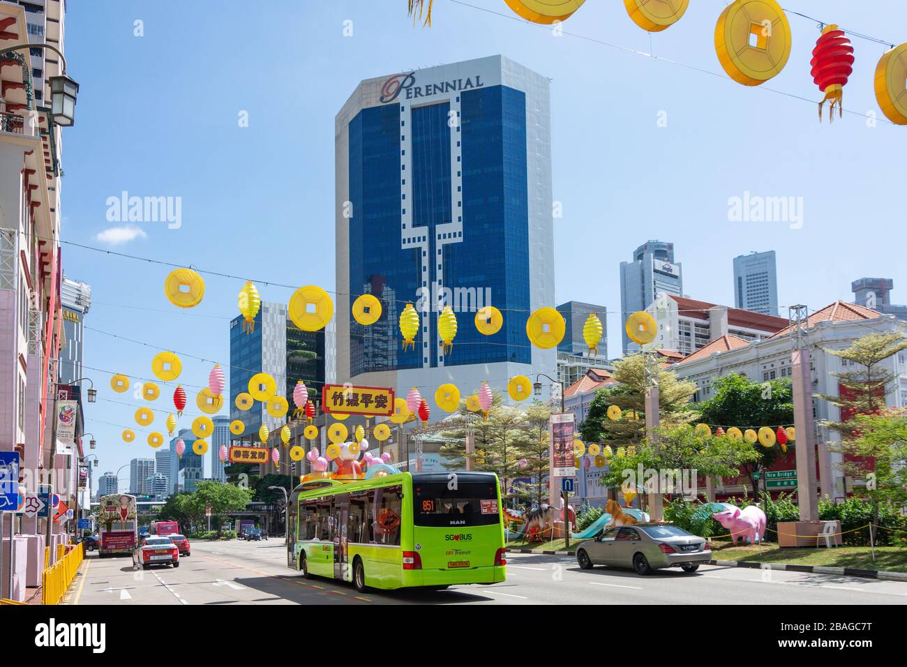 Chinesische Neujahrsdekorationen, EU Tong Sen Street, Chinatown, Republik Singapur Stockfoto