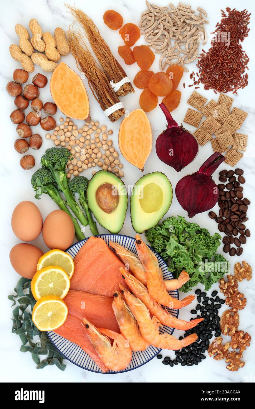 Hohe Energie, Lebensmittel für Vitalität und Fitness mit Lebensmitteln, die hoch in Vitaminen, Mineralien, Antioxidantien, intelligenten Karben, Anthocyanen, Protein und Omega 3 sind. Stockfoto