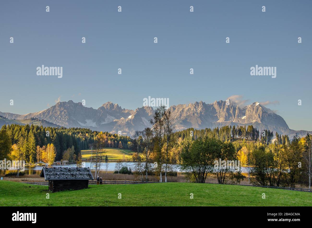 Der Schwarzsee bei Kitzbühel ist ein Moorsee mit dunklem Wasser, der im Sommer Temperaturen von 27 Grad Celsius erreicht und damit der wärmste See in der Region ist Stockfoto