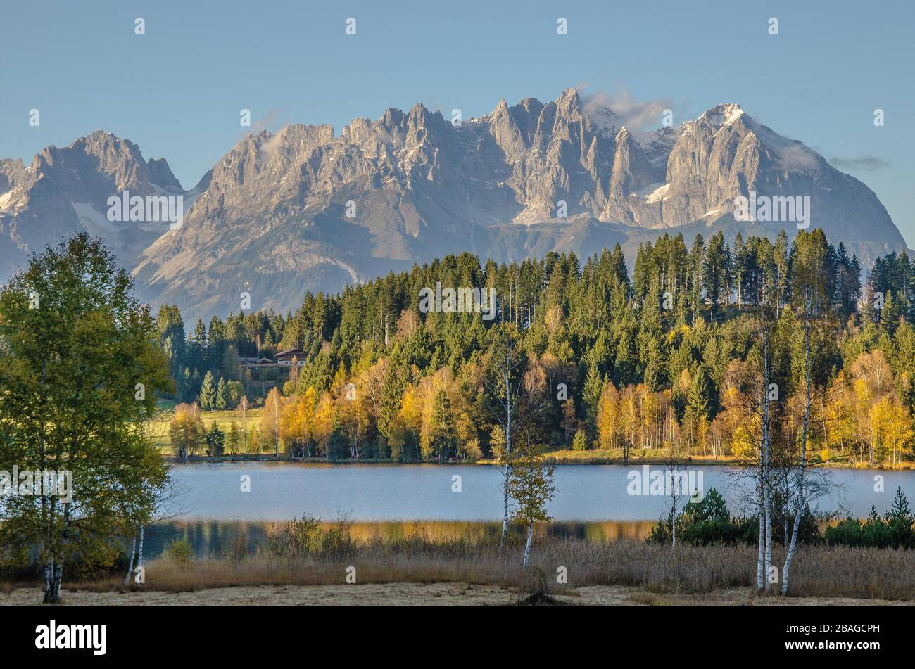 Der Schwarzsee bei Kitzbühel ist ein Moorsee mit dunklem Wasser, der im Sommer Temperaturen von 27 Grad Celsius erreicht und damit der wärmste See in der Region ist Stockfoto