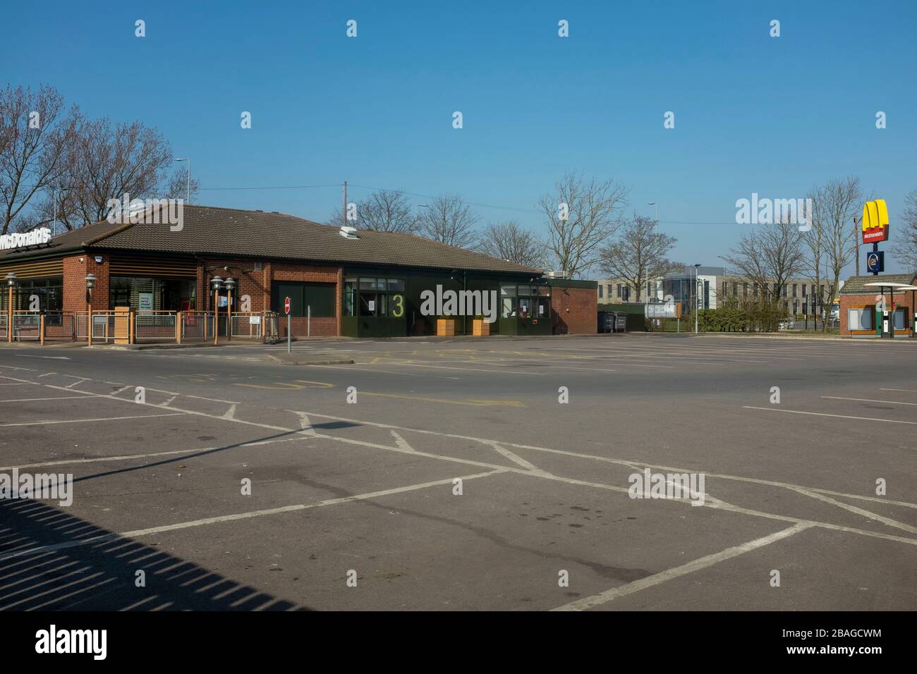 Durham, Großbritannien. März 2020.eine leere McDonalds fahren durch, während das Land in den Coronavius Lockdown geht. Stockfoto