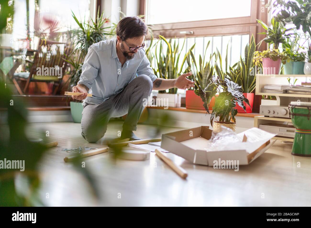 Mann, der zu Hause an einem D.I.Y-Projekt arbeitet Stockfoto