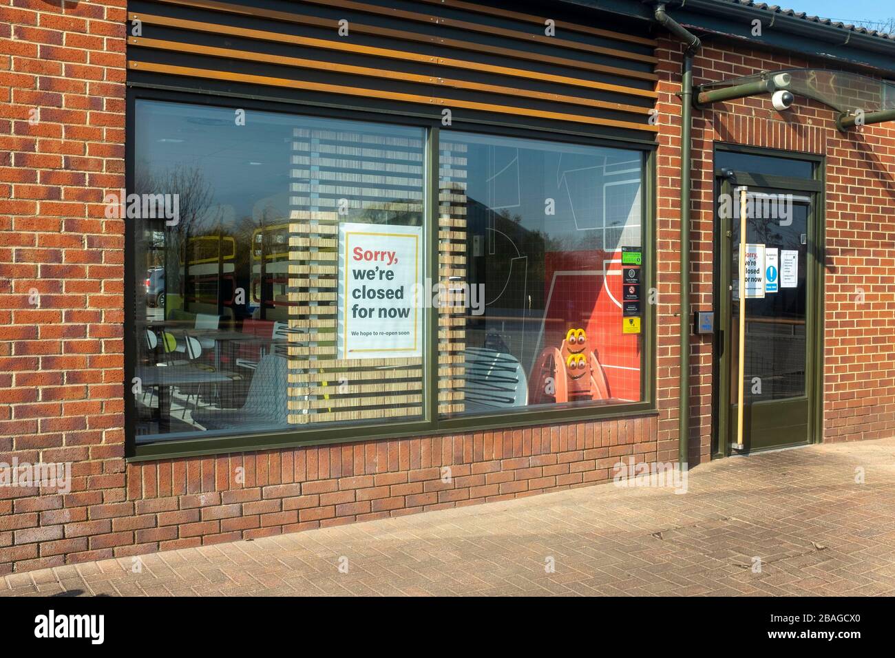 Durham, Großbritannien. März 2020.eine leere McDonalds fahren durch, während das Land in den Coronavius Lockdown geht. Stockfoto