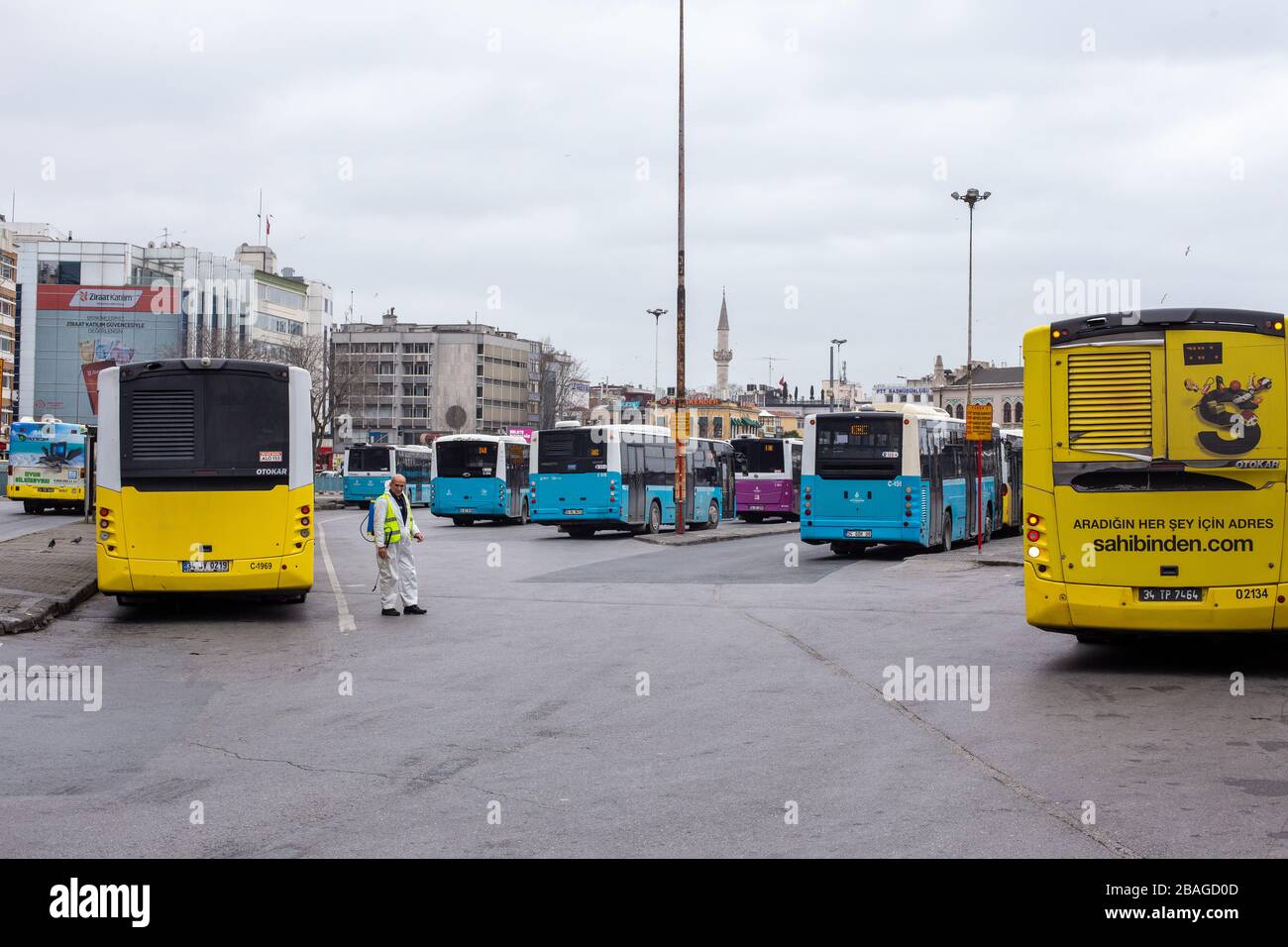 Die Teams der Istanbul Metropolitan Municipality führen ihre Desinfektionsaktivitäten aufgrund des Coronavirus in den Bussen von Kadikoy durch Stockfoto