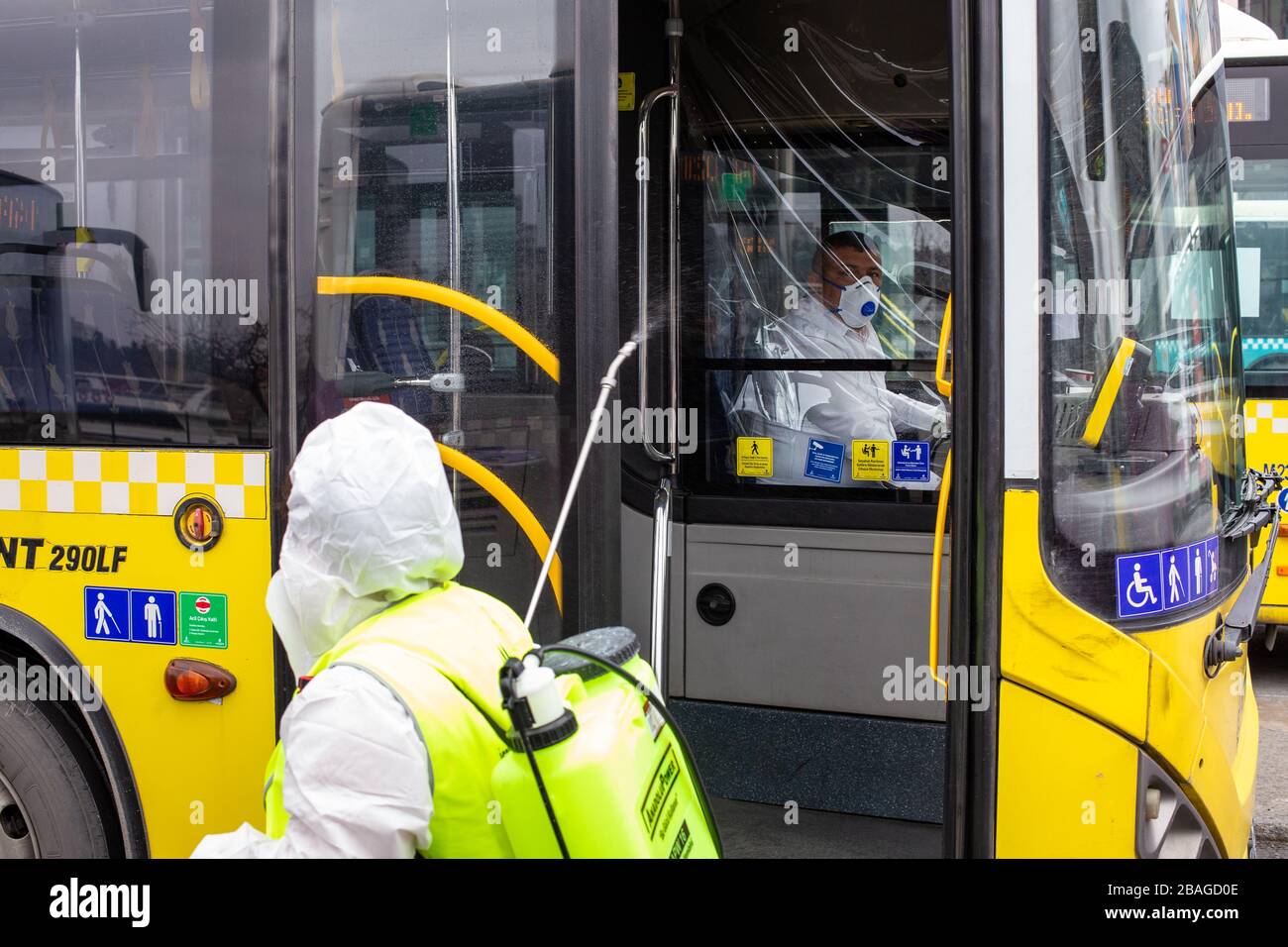 Die Teams der Istanbul Metropolitan Municipality führen ihre Desinfektionsaktivitäten aufgrund des Coronavirus in den Bussen von Kadikoy durch Stockfoto