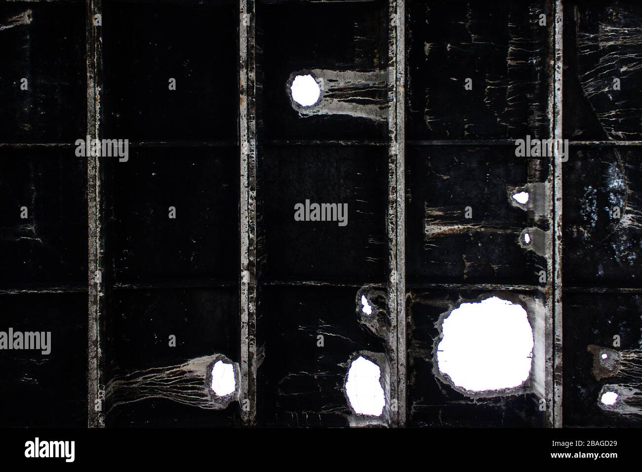 Dunkle Grunge Hintergrund alte holey gerippte Platten Stockfoto