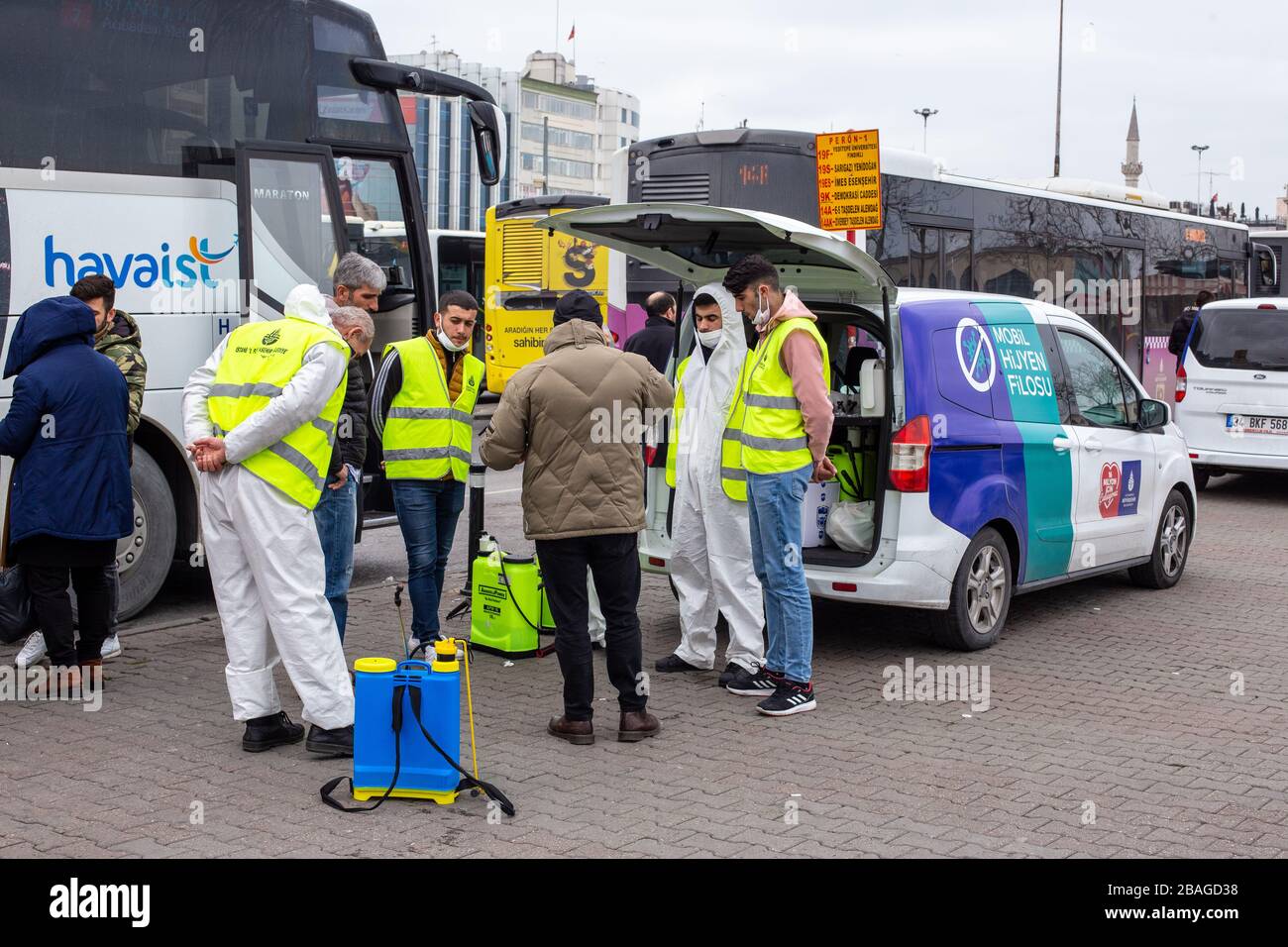 Die Teams der Istanbul Metropolitan Municipality führen ihre Desinfektionsaktivitäten aufgrund des Coronavirus in den Bussen von Kadikoy durch Stockfoto