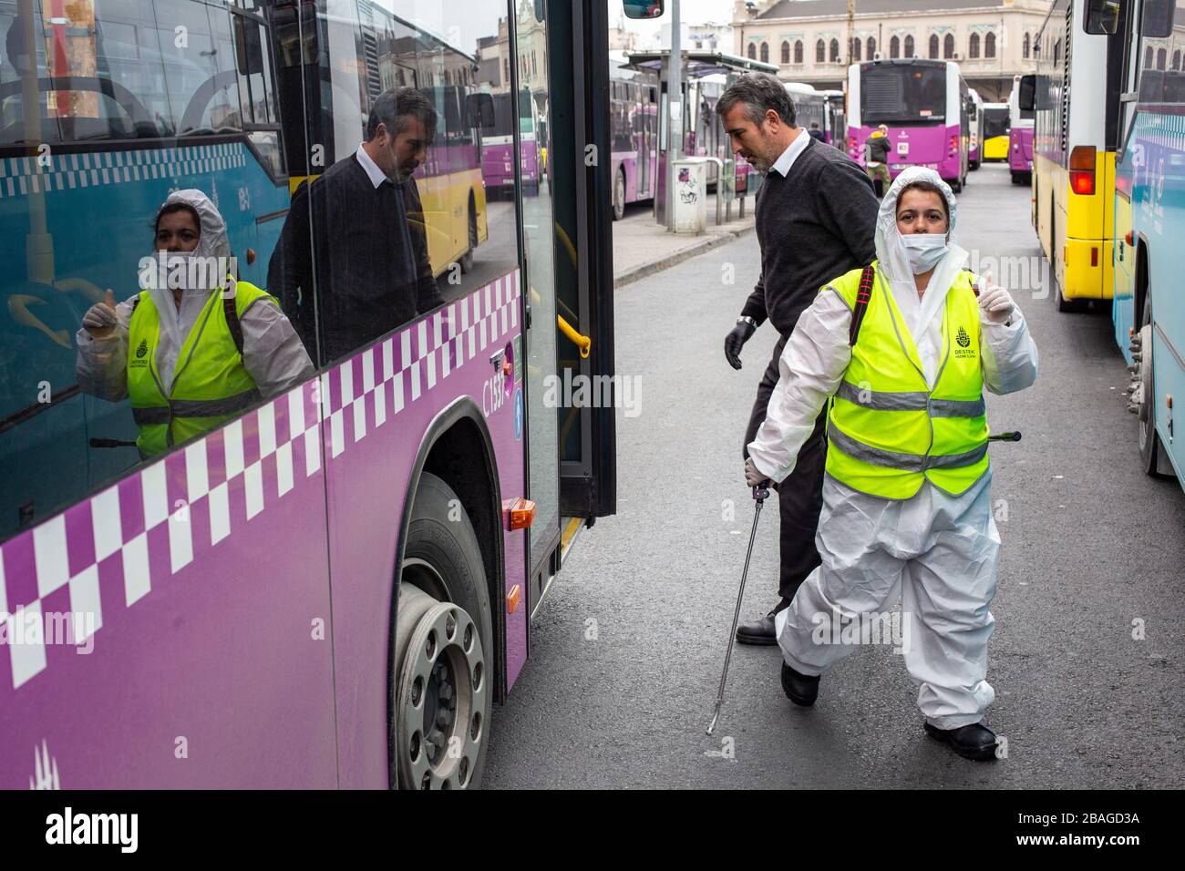 Die Teams der Istanbul Metropolitan Municipality führen ihre Desinfektionsaktivitäten aufgrund des Coronavirus in den Bussen von Kadikoy durch Stockfoto
