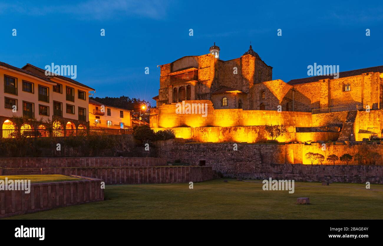 Panorama des Qorikancha-Inka-Sonnentempels in der Nacht, auch bekannt als Santo Domingo Convent, Cusco, Peru. Stockfoto