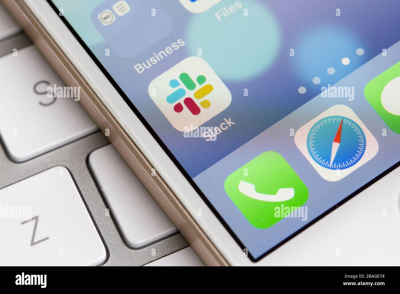 Das Symbol für die App "Slack" wird auf einem Smartphone angezeigt. Slack ist eine B2B-Software, ein Workplace Messenger, ein Tool zur Teamkommunikation oder eine Plattform. Stockfoto