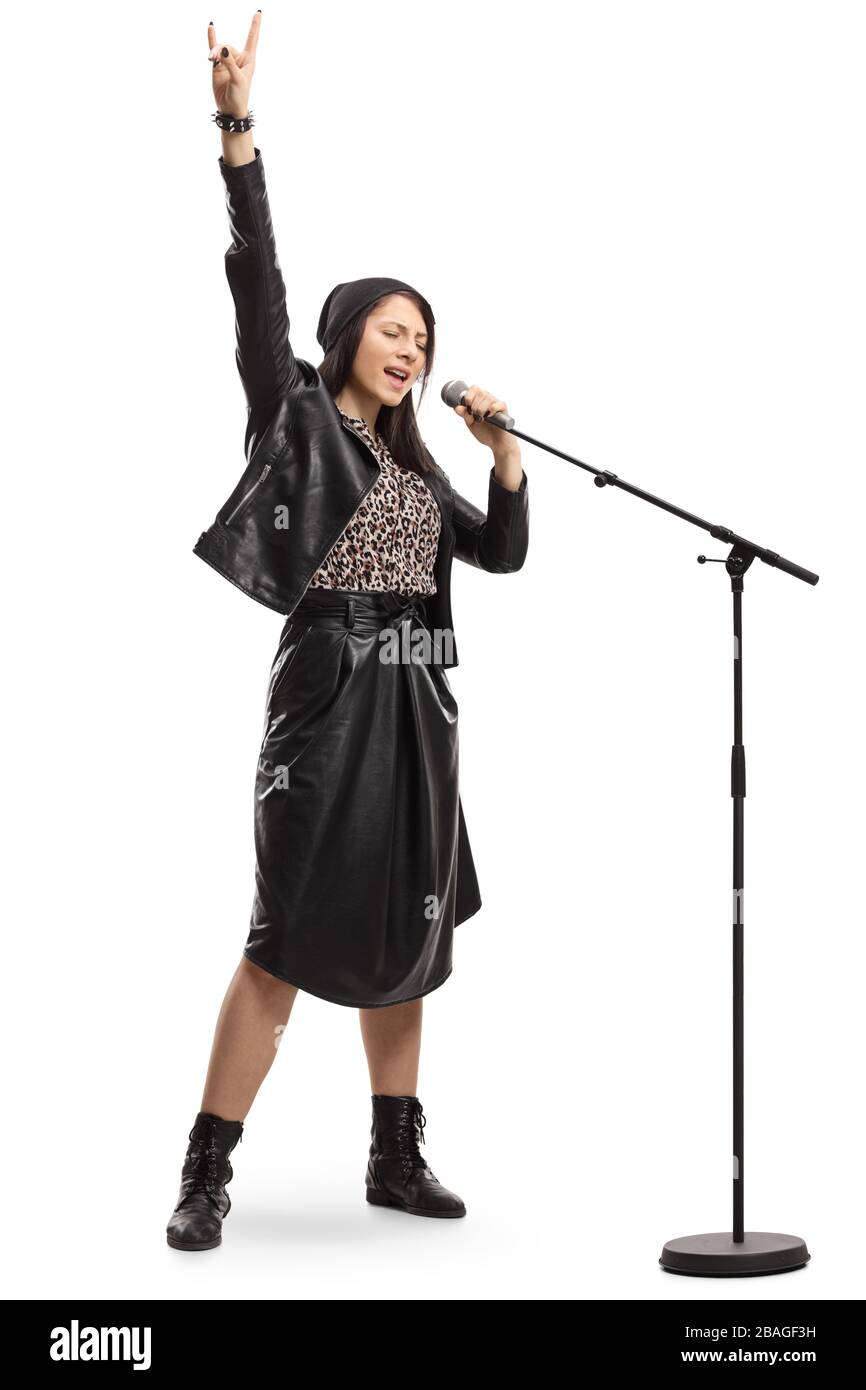 Das lange Porträt einer weiblichen Sängerin, die auf einem Mikrofon singt und auf weißem Hintergrund ein gestiertes Rock- und Rollschild auflegt Stockfoto