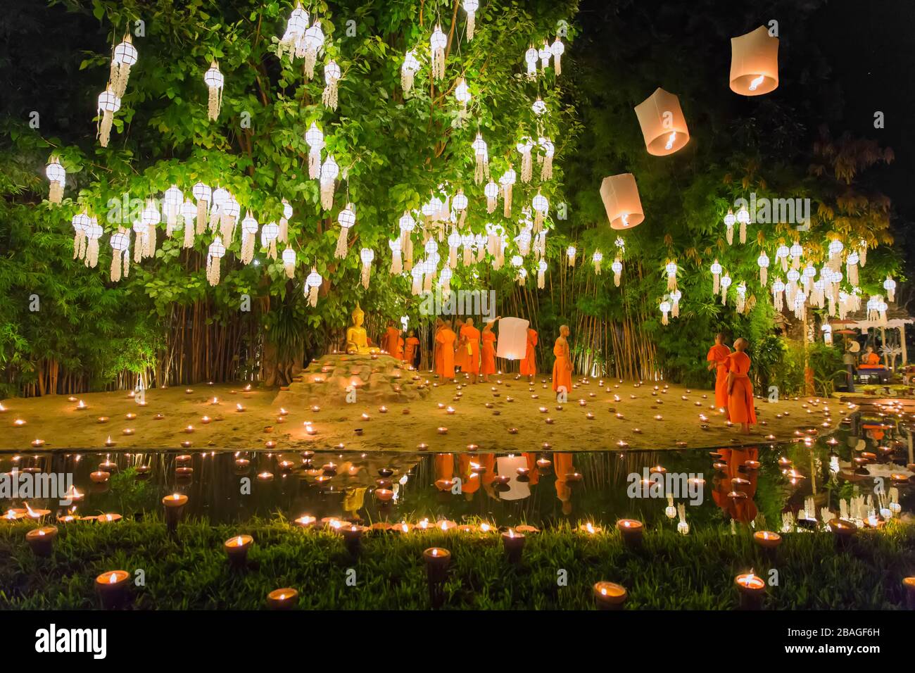 Chiang Mai, Thailand; 10. November 2016: Junge buddhistische Mönch in religiösen Aktivitäten am Visakha Puja Day im Wat Pan Tao Tempel, der Feier Commem Stockfoto