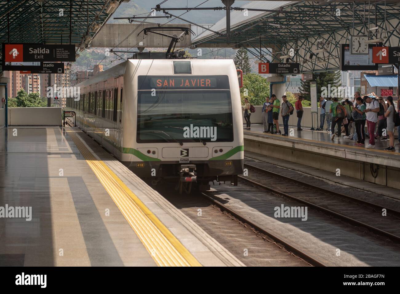 Medellin U-Bahn-System und Leute, die darauf warten, dass es in der U-Bahn-Station Stockfoto