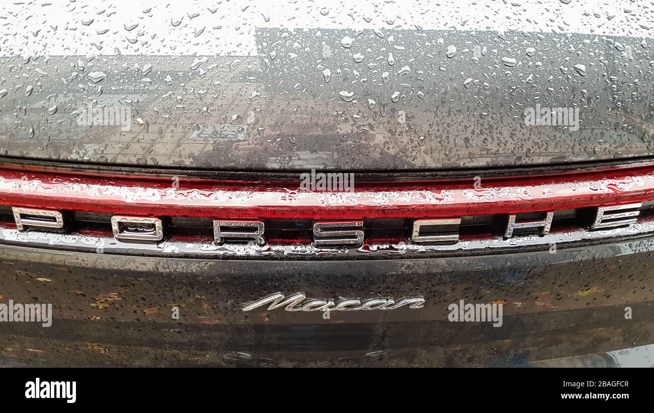 Ukraine, Kiew - 27. März 2020: Porsche Macan Sportwagen mit schwarzem Detail Rückansicht der Karosserie mit Logo Stockfoto