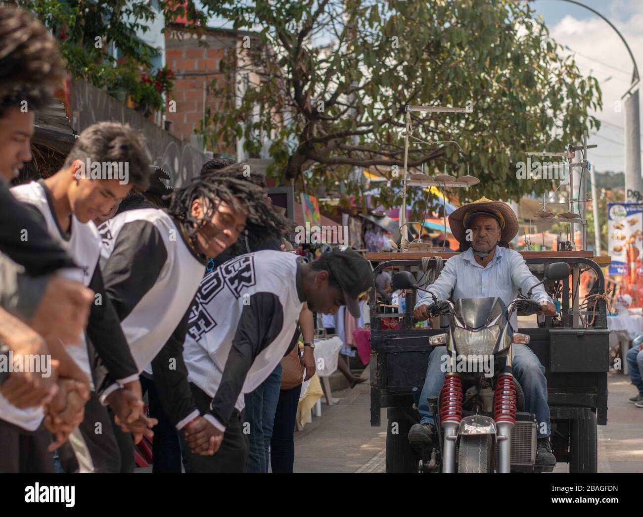 Tanzgruppe auf der Comuna 13, Medellin interrumpierte mit einem Motorrad Stockfoto