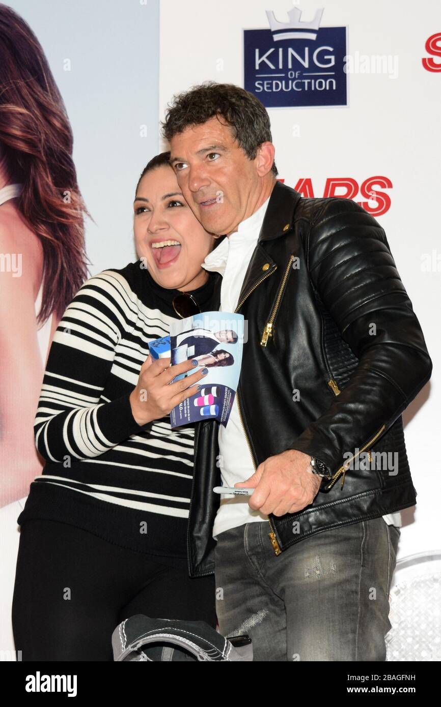 Der spanische Schauspieler Antonio Banderas ging in den Sears-Laden, um seinen Duft King of Seduction zu fördern, den ich nehme, um mit ihren mexikanischen Fans zu leben Stockfoto