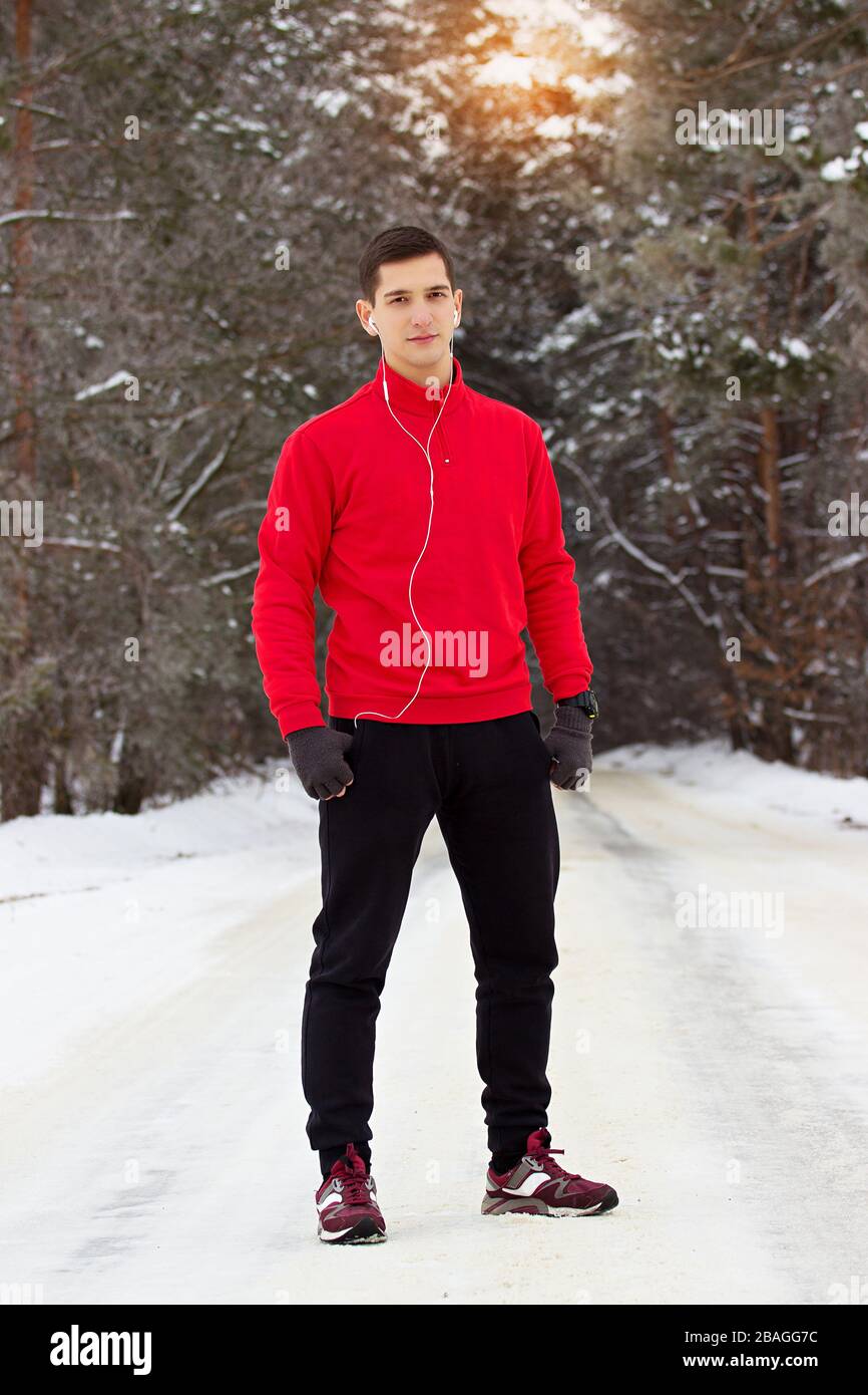 Wintersport für junge und gutaussehende Sportler. Stockfoto