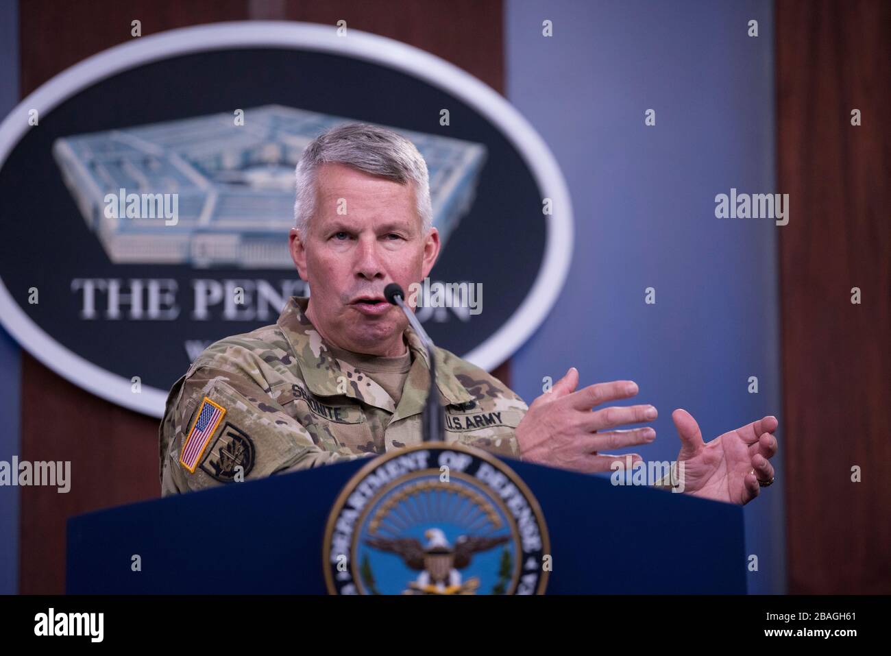 Das US Army Corps of Engineers, Commanding General, LT. Gen. Todd T. Semonite, unterrichtet die Presse über die Bemühungen des Corps of Engineers, bei der COVID-19-Pandemie im Pentagon am 27. März 2020 in Arlington, Virginia zu helfen. Stockfoto