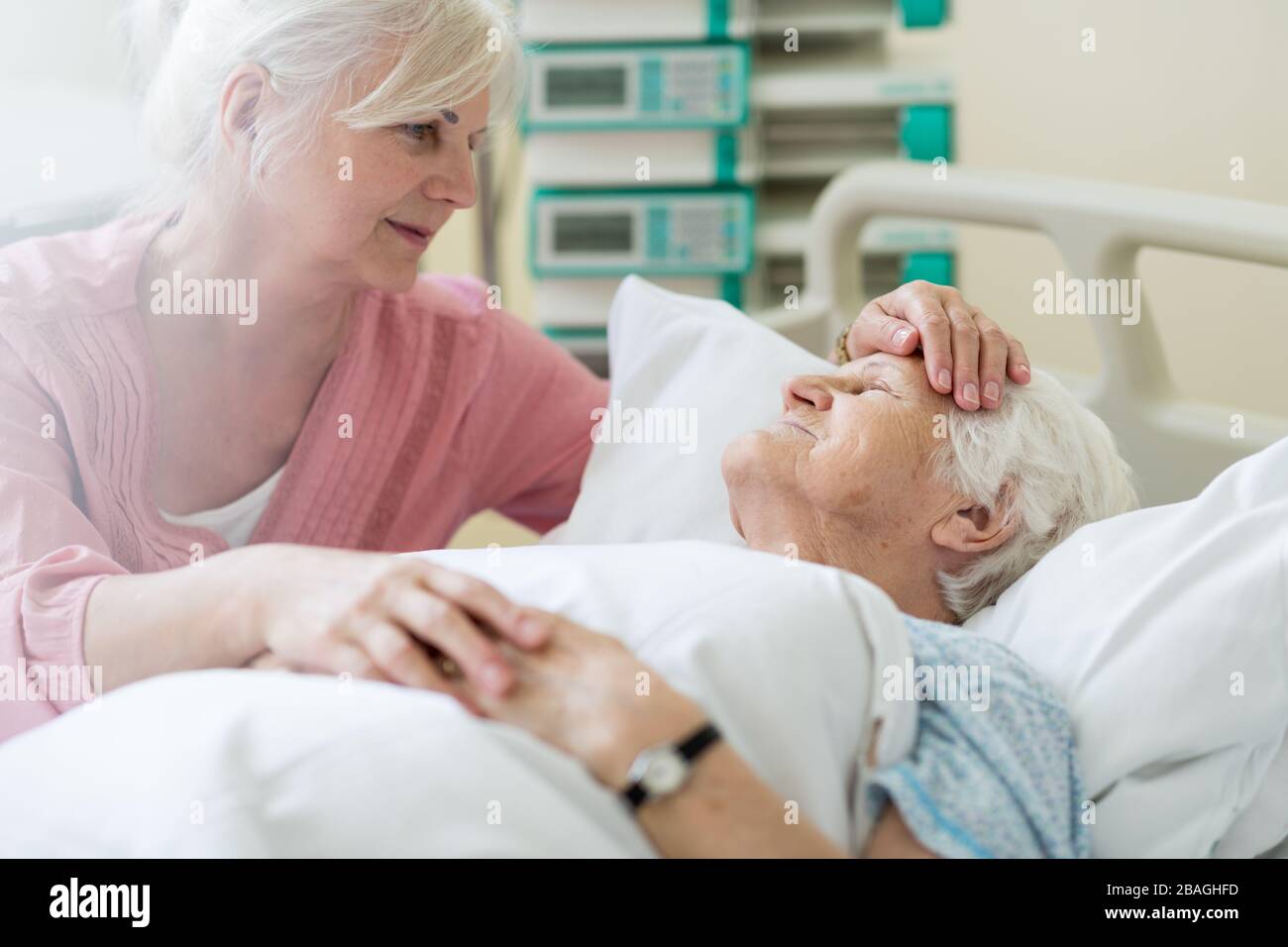 Tochter, die ihre Mutter im Krankenhaus besucht Stockfotografie Alamy