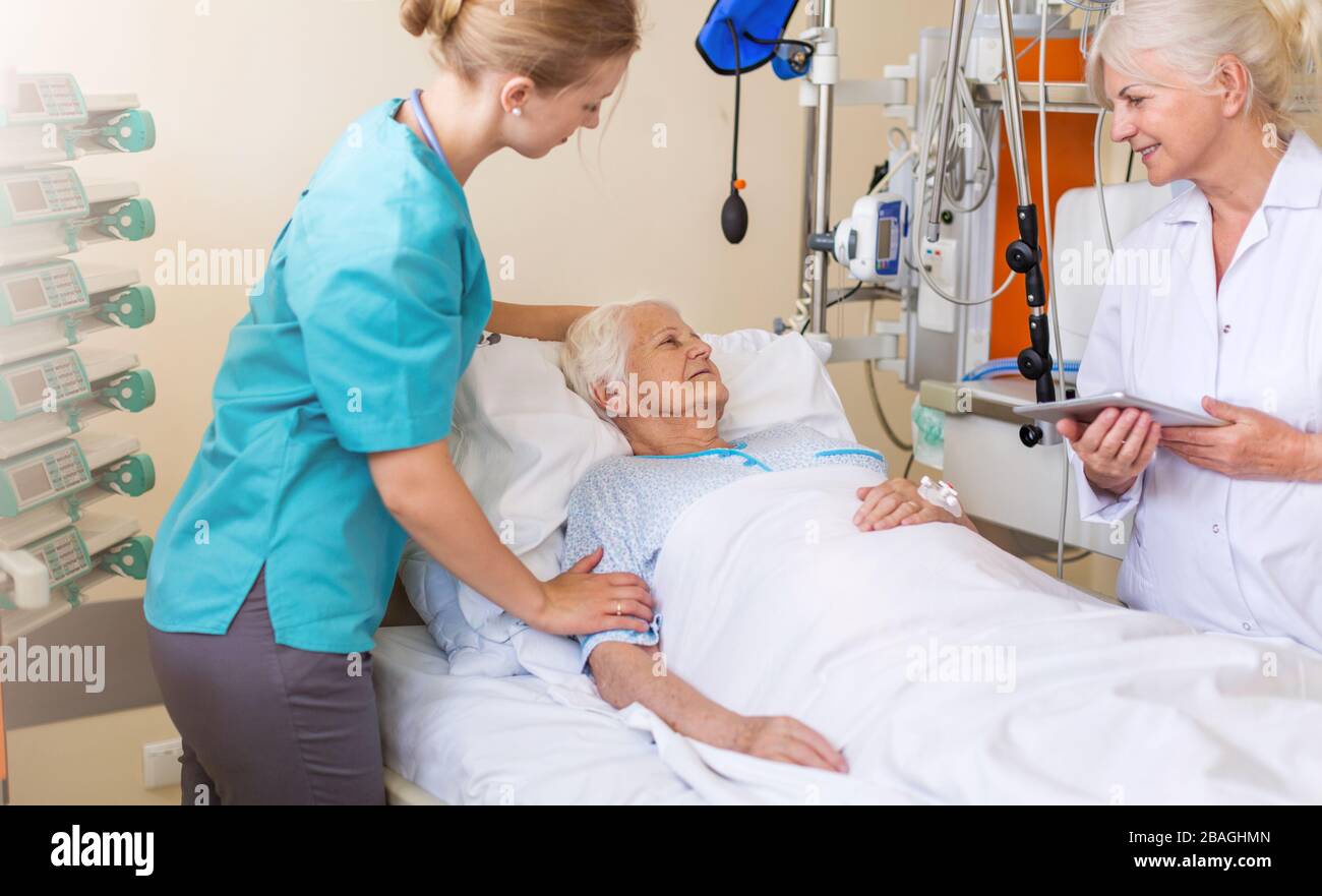Leitender Patient mit Arzt und Krankenschwester im Krankenhaus Stockfoto