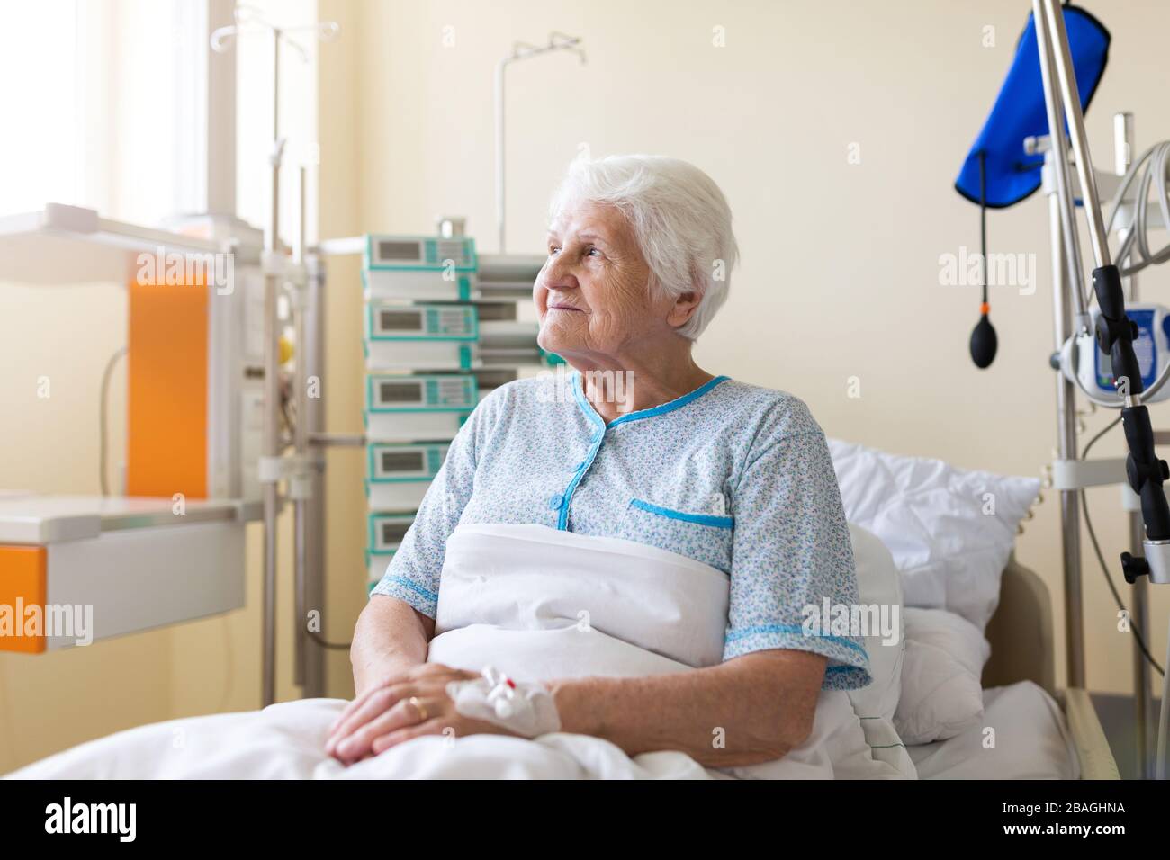 Leitender Patient im Krankenhausbett Stockfoto