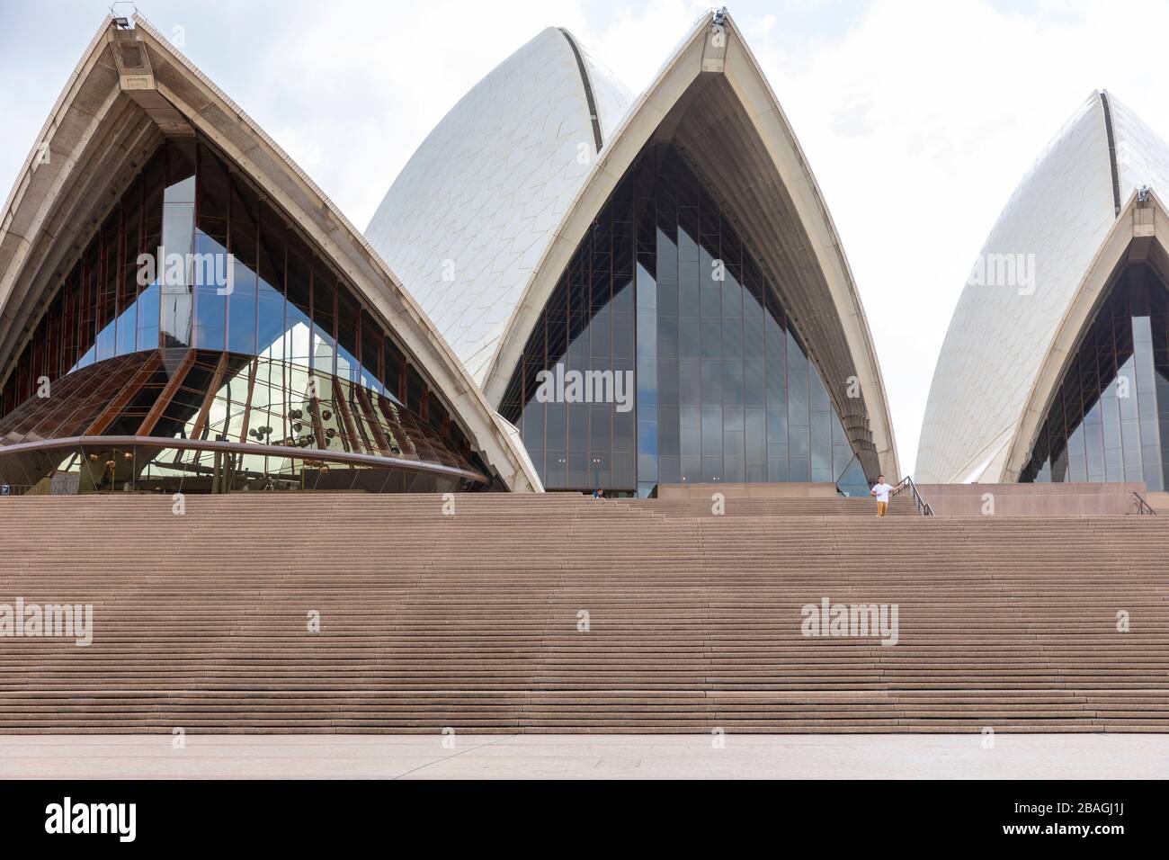 Coronavirus Krankheit und das Risiko der Übertragung hält Touristen und Besucher von der meist überfüllten Sydney Opera House, Australien, fern Stockfoto