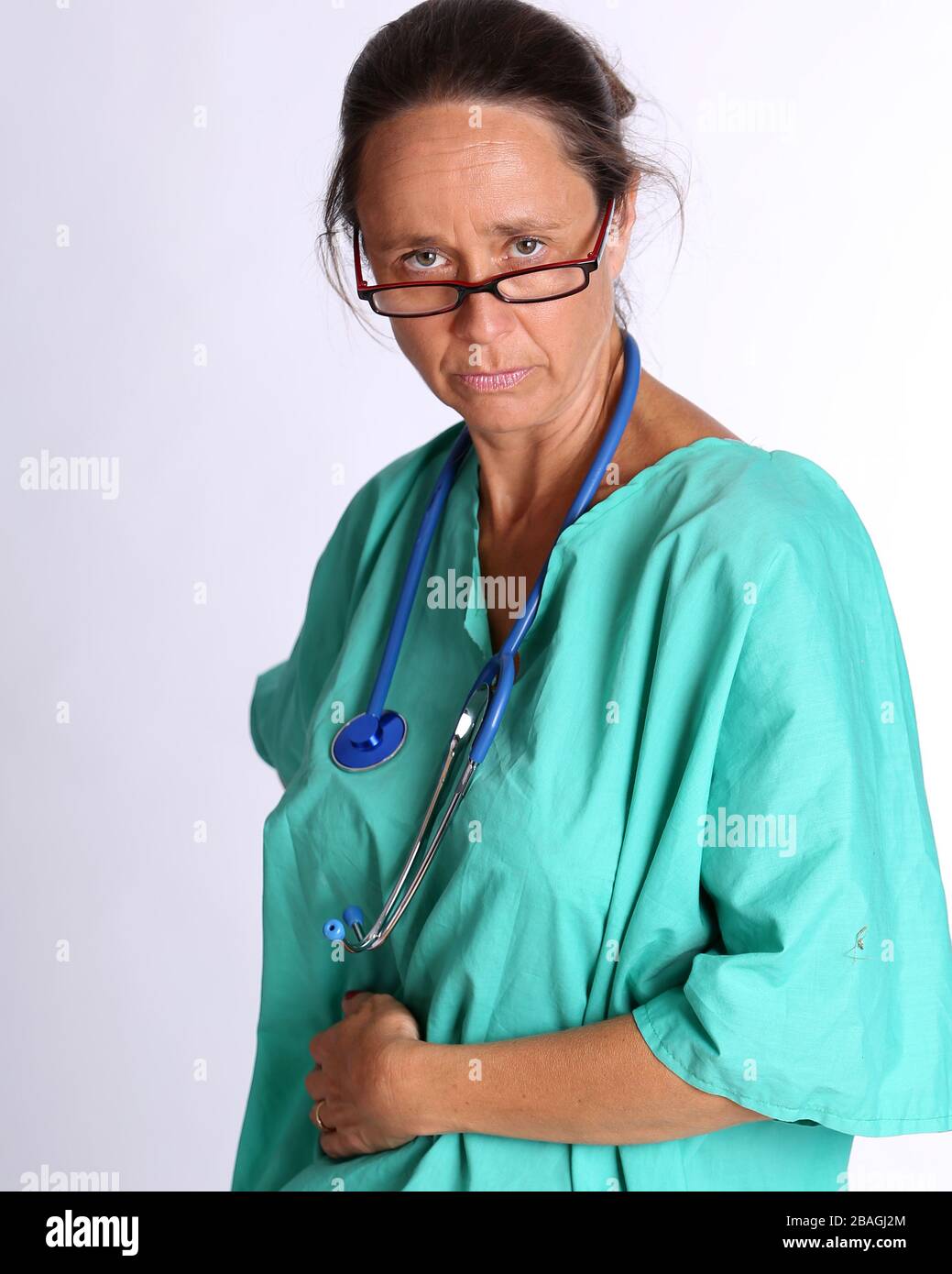 August 2015 - ältere Ärztin kehrt in den Dienst zurück Dienen auch bei der Behandlung von Coronavirus-Patienten zu unterstützen Stockfoto
