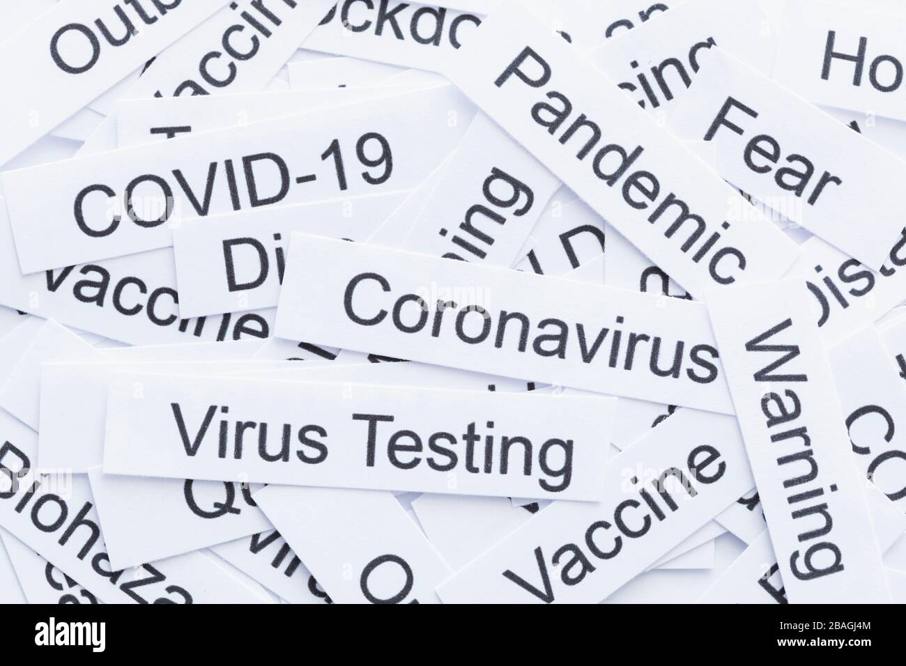 Coronavirus Wortphrasen auf Teilen von White Paper Stockfoto