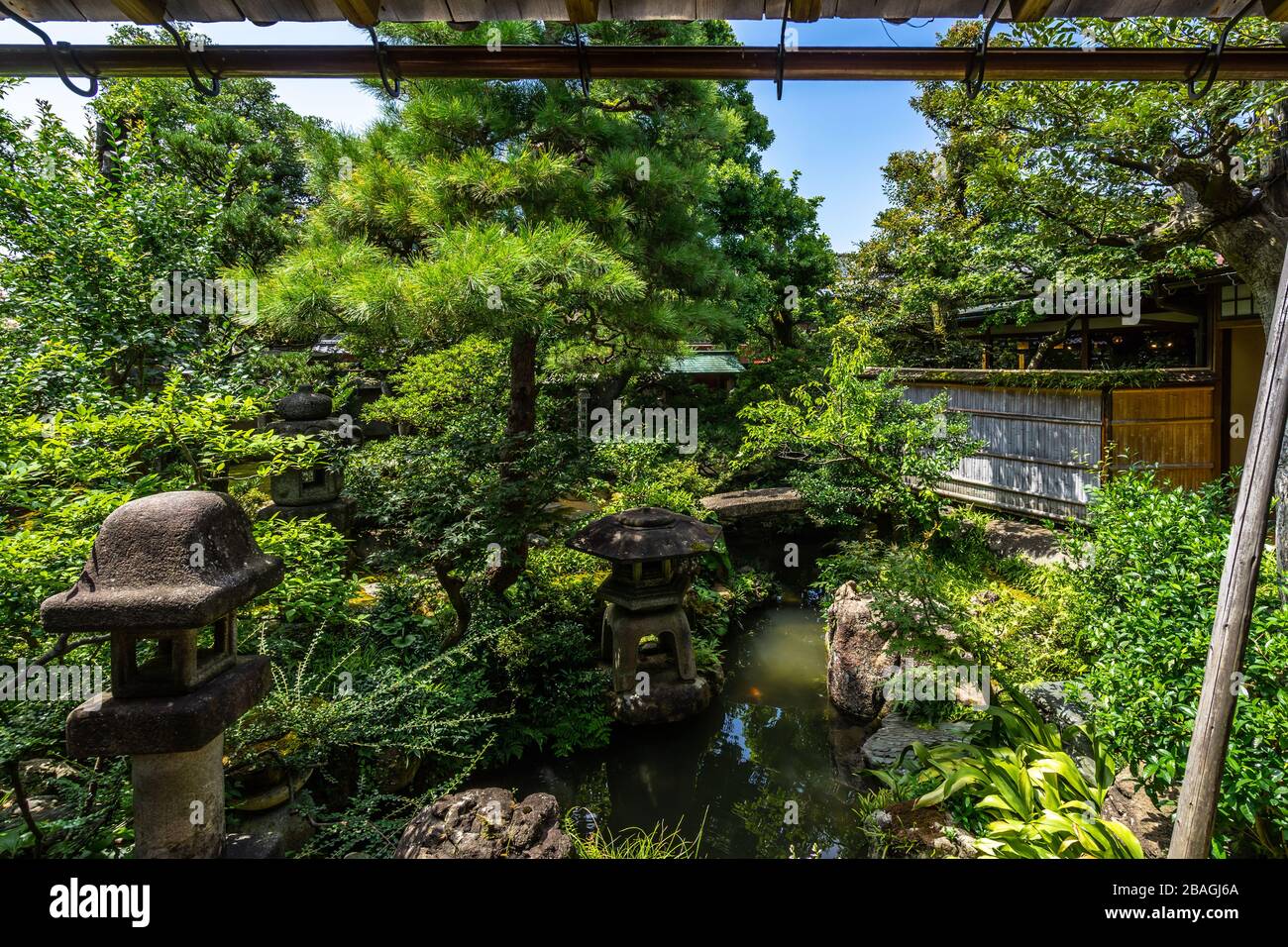 Der schöne Innengarten des Hauses Nomura Samurai (Nomura-ke), eines der am besten erhaltenen historischen Gebäude im Distrikt Nagamachi von Kanazawa Stockfoto